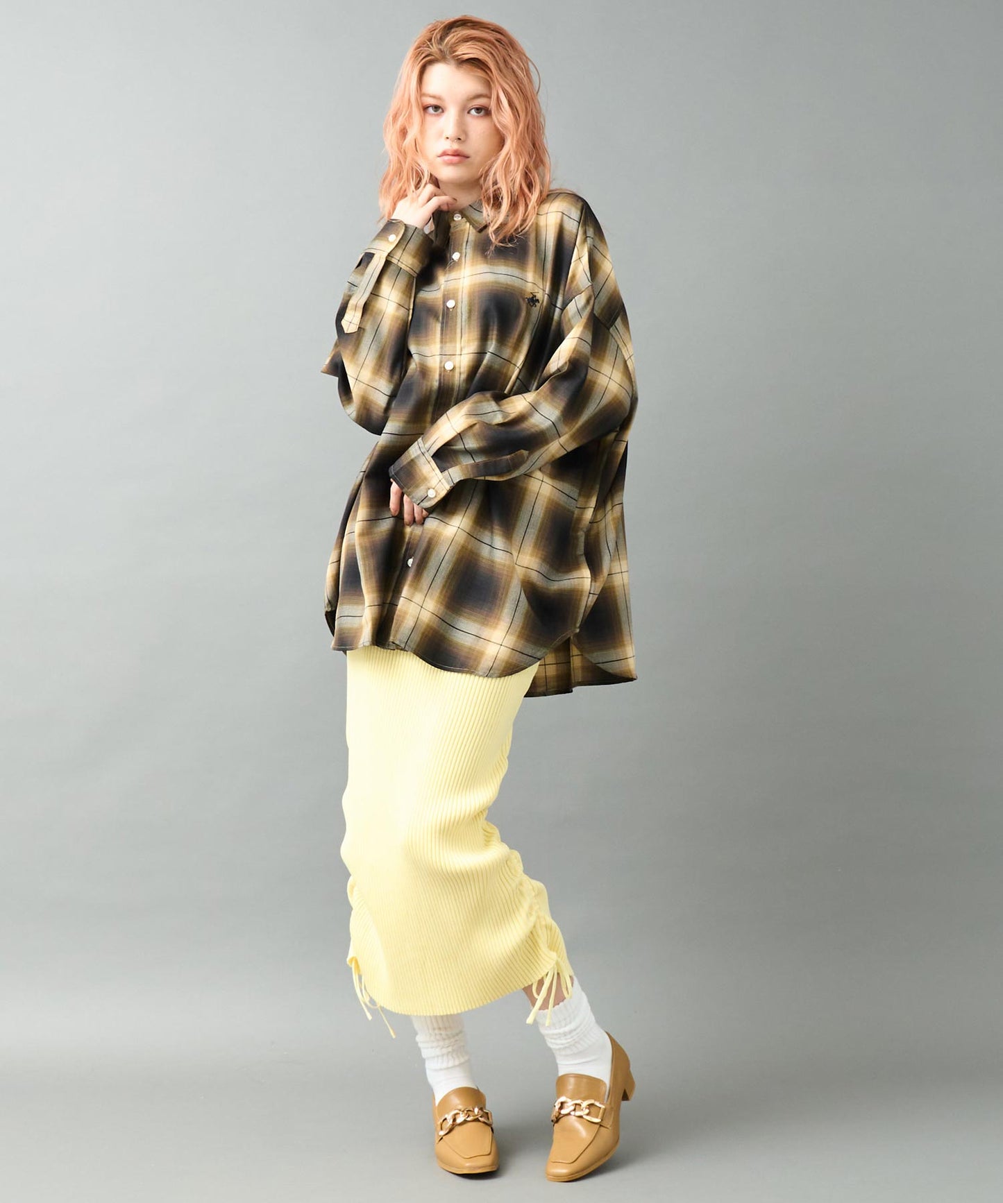 イエロー