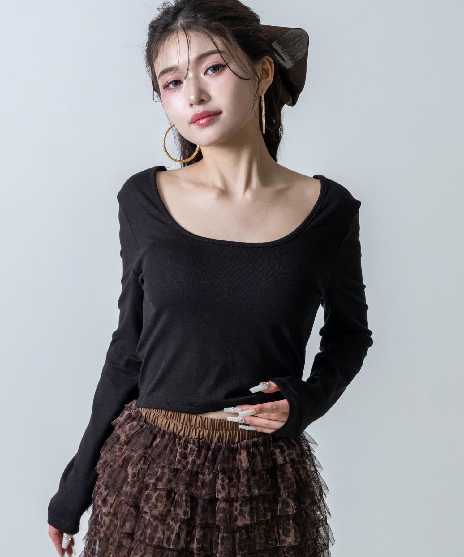 美品♡アンナモリナーリ シルク トップス スナップ】シルク素材のノースリニットを主役に、黒のマキシスカートと