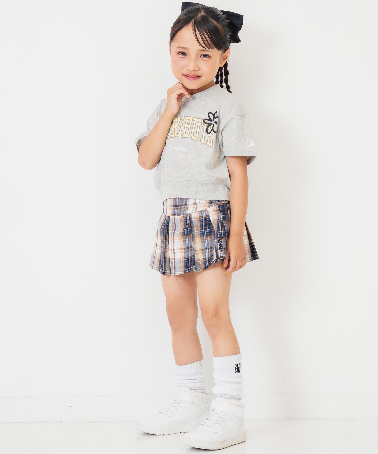 カレッジ フラワー スプレー クロップド Tシャツ 【ジュニアお揃い)】423-3430