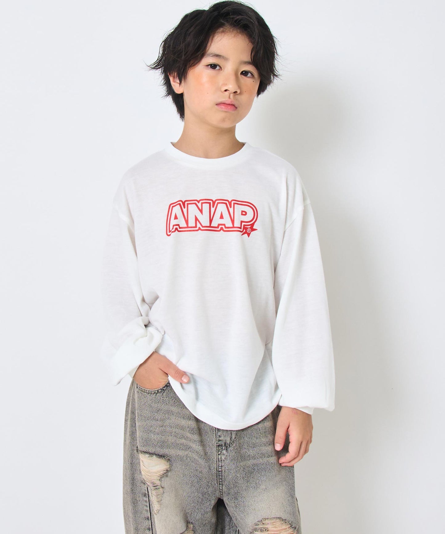ホワイト(130サイズ着用/身長:約129cm)