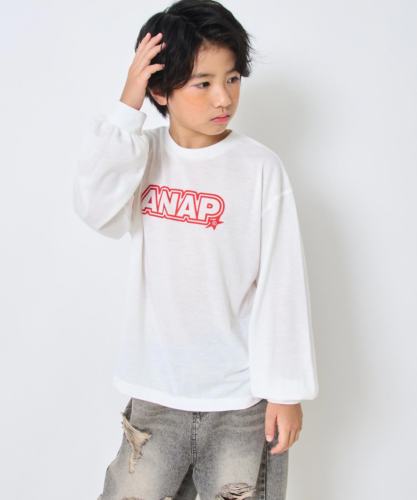 ホワイト(130サイズ着用/身長:約129cm)