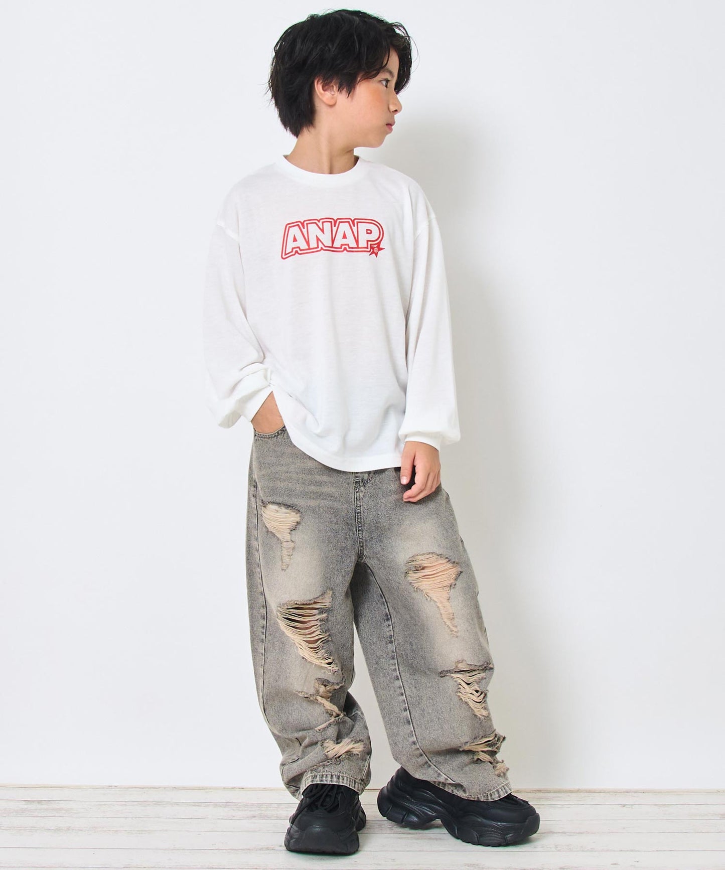 ホワイト(130サイズ着用/身長:約129cm)