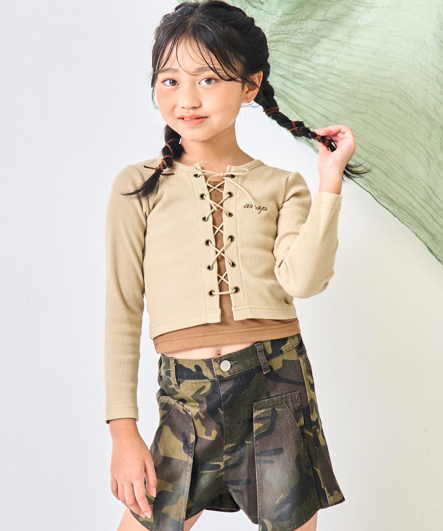 ベージュ(120サイズ着用/身長:約128cm)