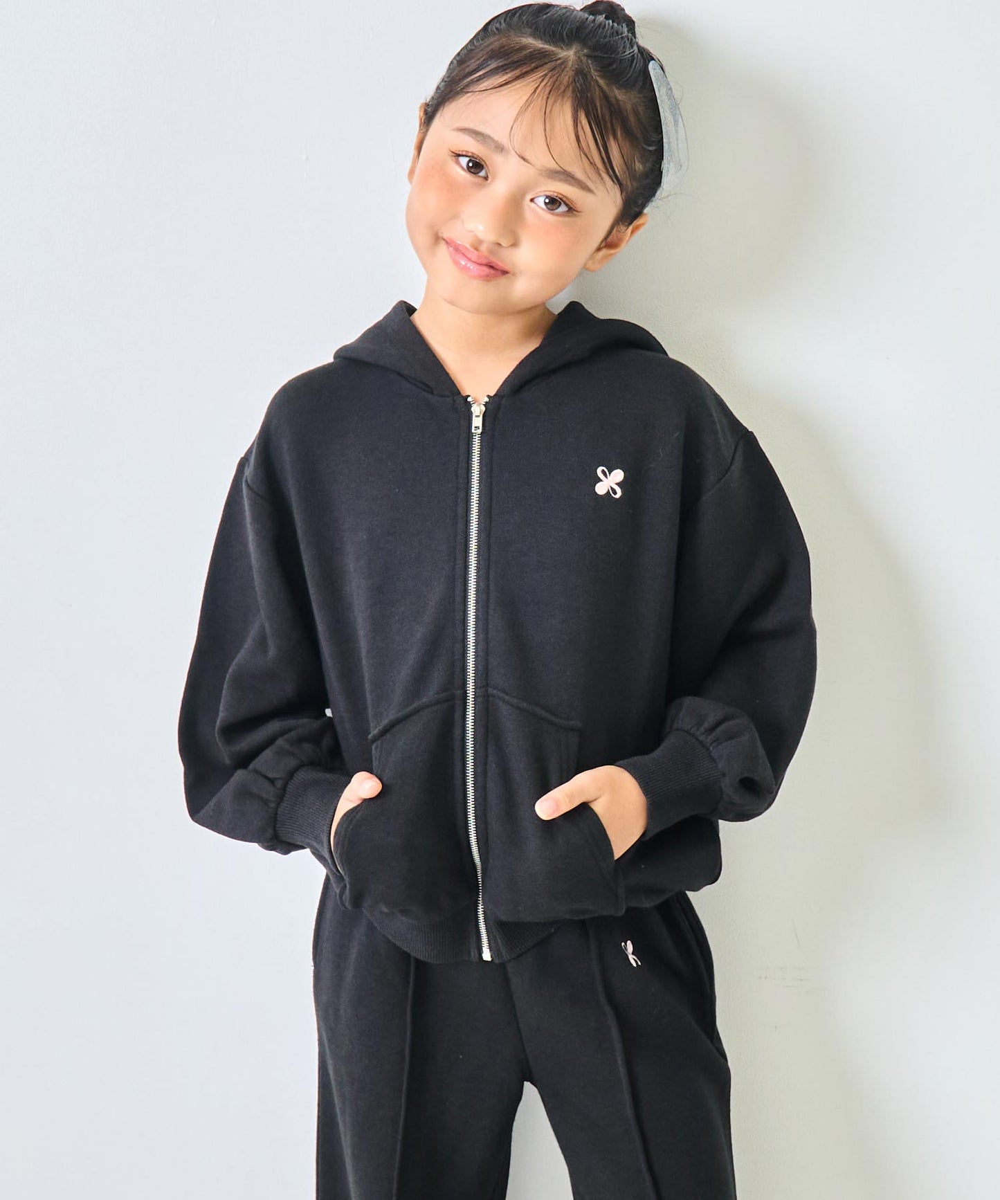 ブラック(120サイズ着用/身長:約128cm)