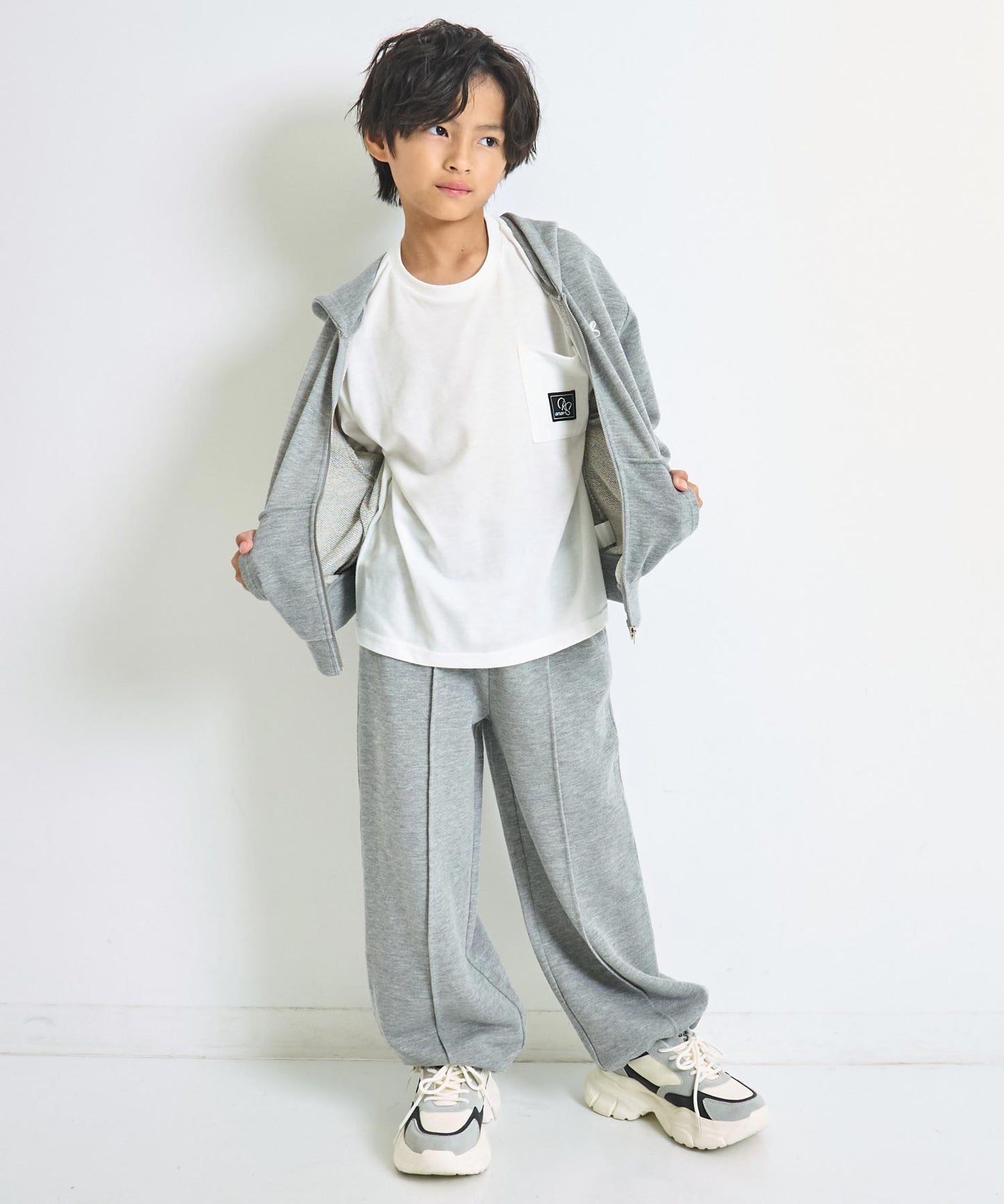 グレー(130サイズ着用/身長:約130cm)