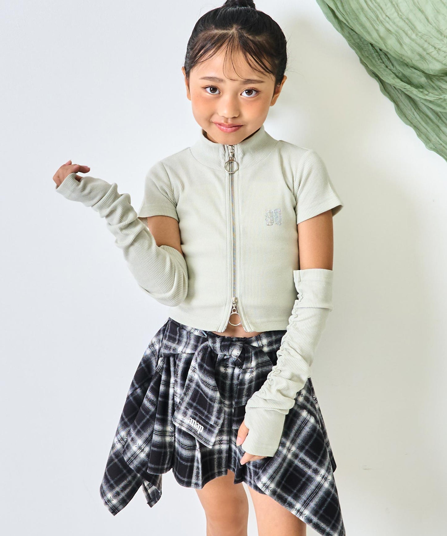 ライトグレー(120サイズ着用/身長:約128cm)