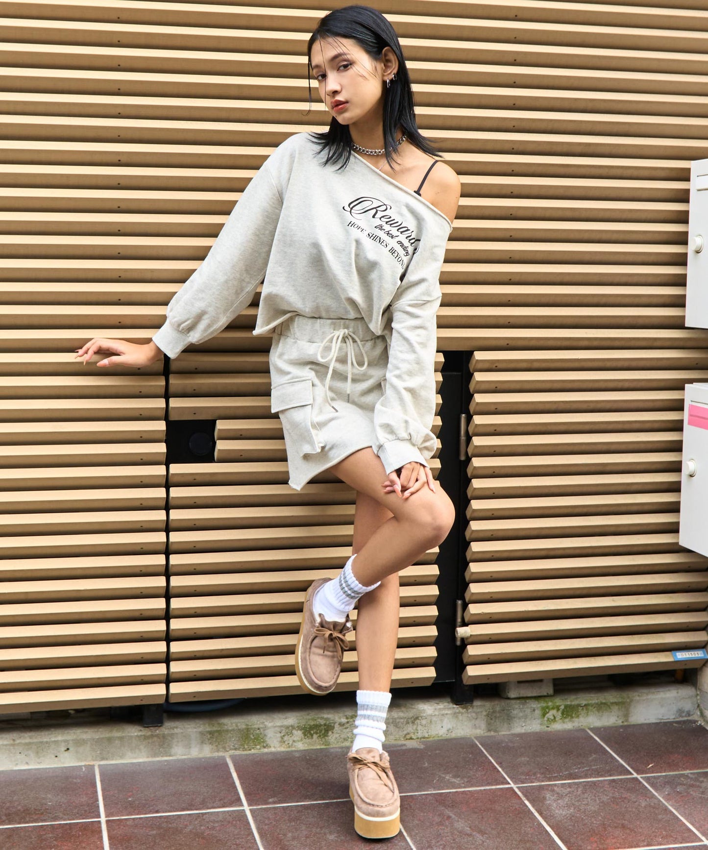 ライトグレー
