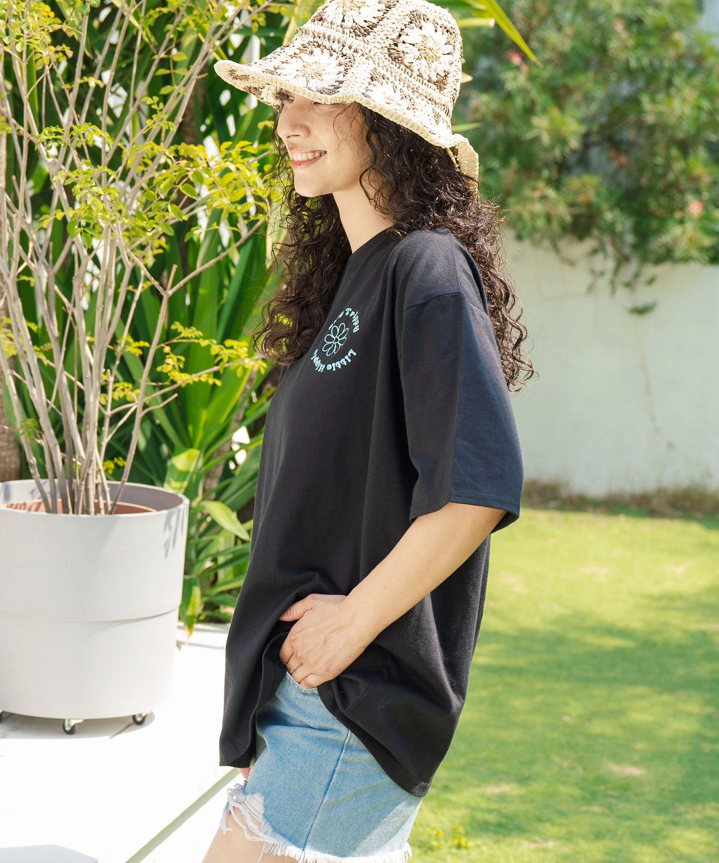 ヒッピー メッセージロゴ プリント × フラワー 刺繍 Tシャツ