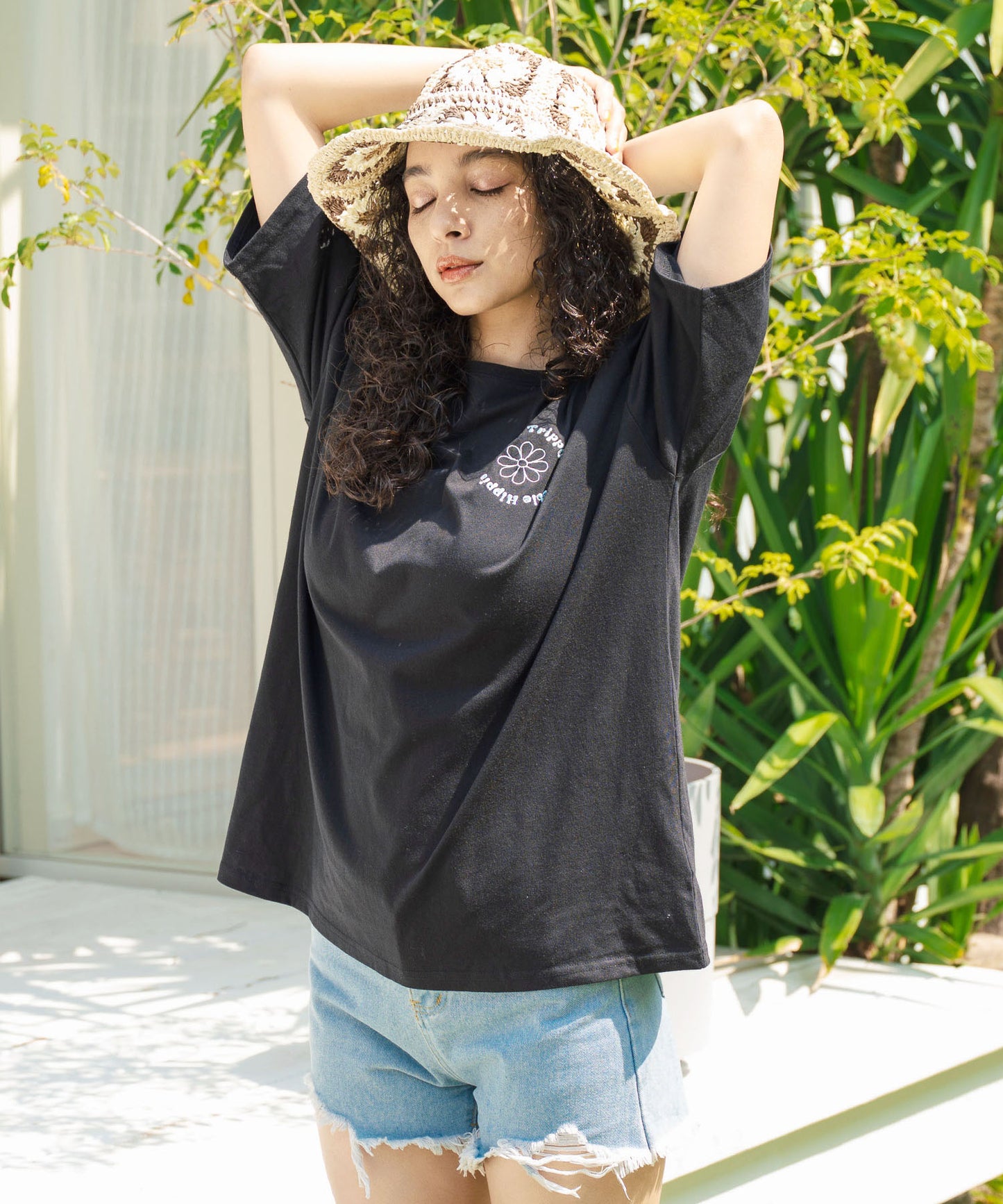 ヒッピー メッセージロゴ プリント × フラワー 刺繍 Tシャツ 853-5953