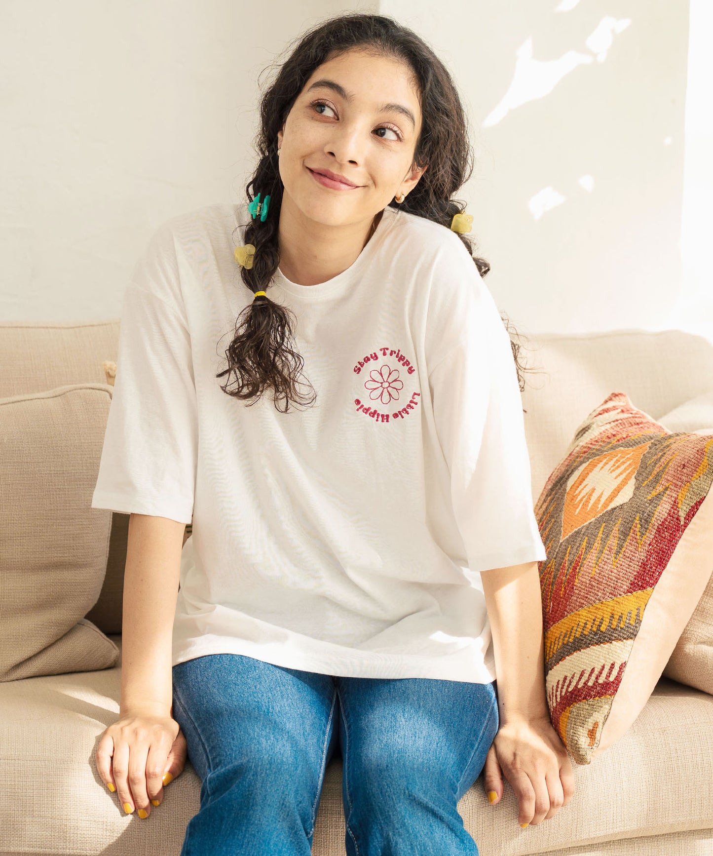 ヒッピー メッセージロゴ プリント × フラワー 刺繍 Tシャツ 853-5953