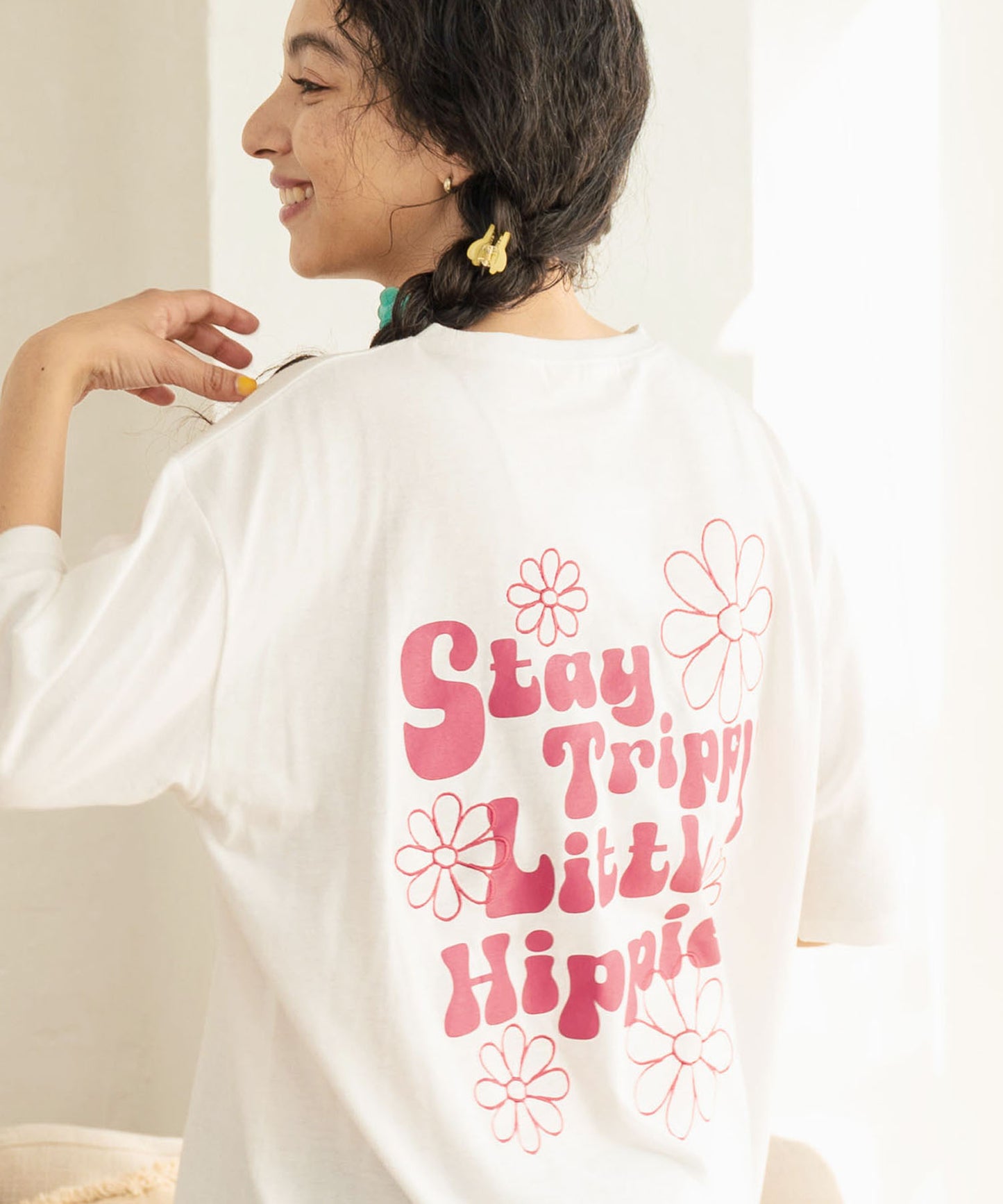 ヒッピー メッセージロゴ プリント × フラワー 刺繍 Tシャツ 853-5953