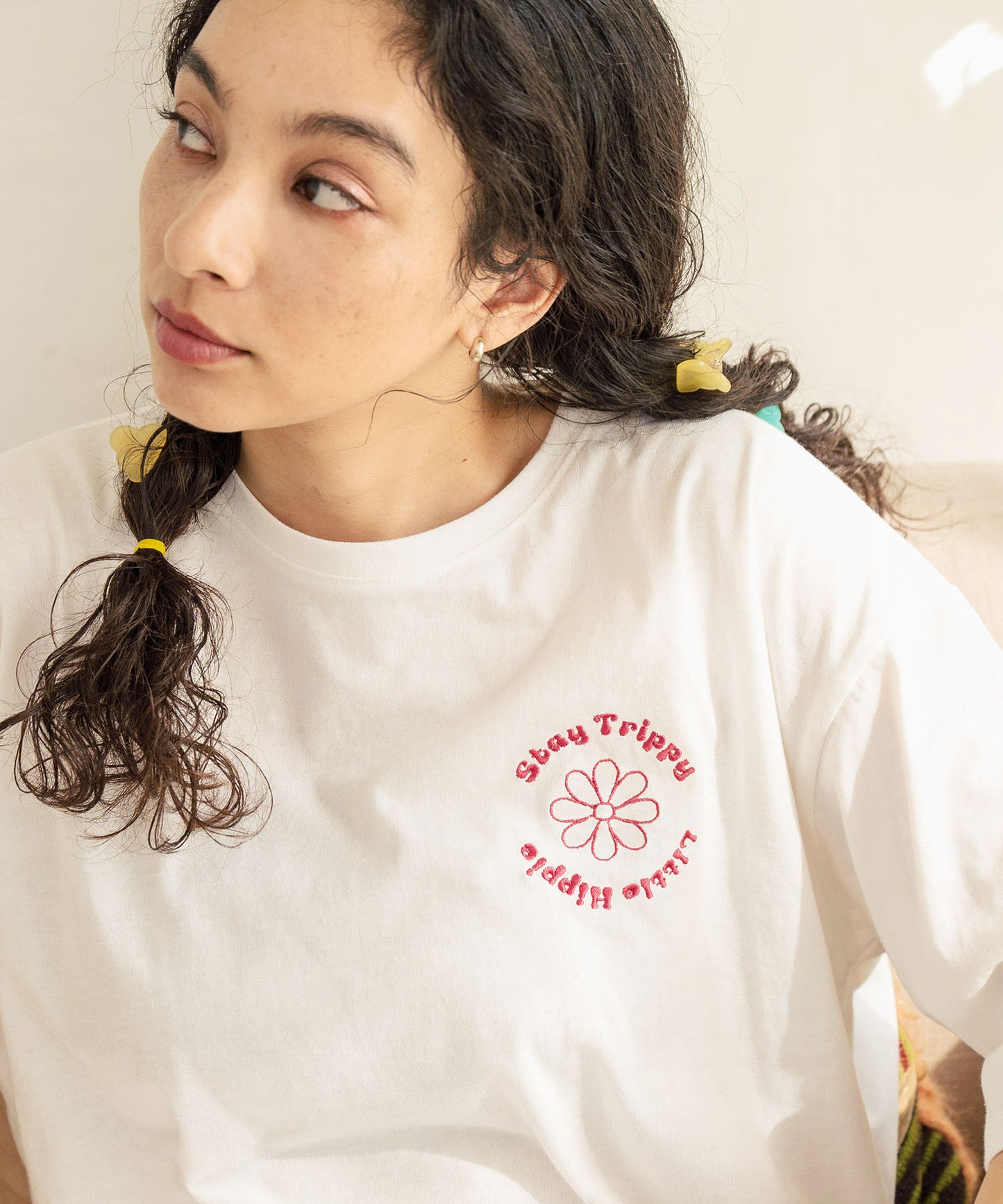 ヒッピー メッセージロゴ プリント × フラワー 刺繍 Tシャツ 853-5953