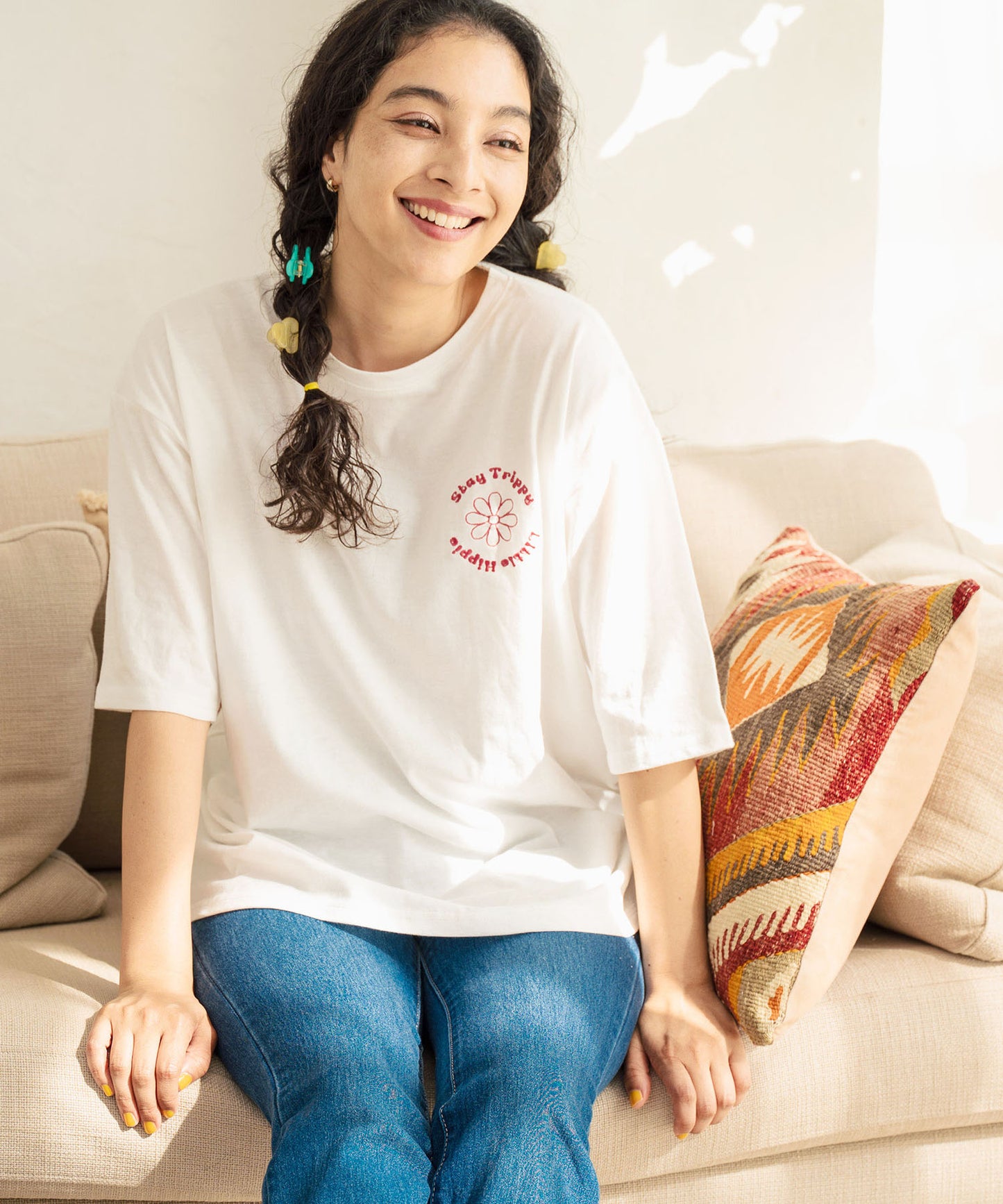 ヒッピー メッセージロゴ プリント × フラワー 刺繍 Tシャツ 853-5953