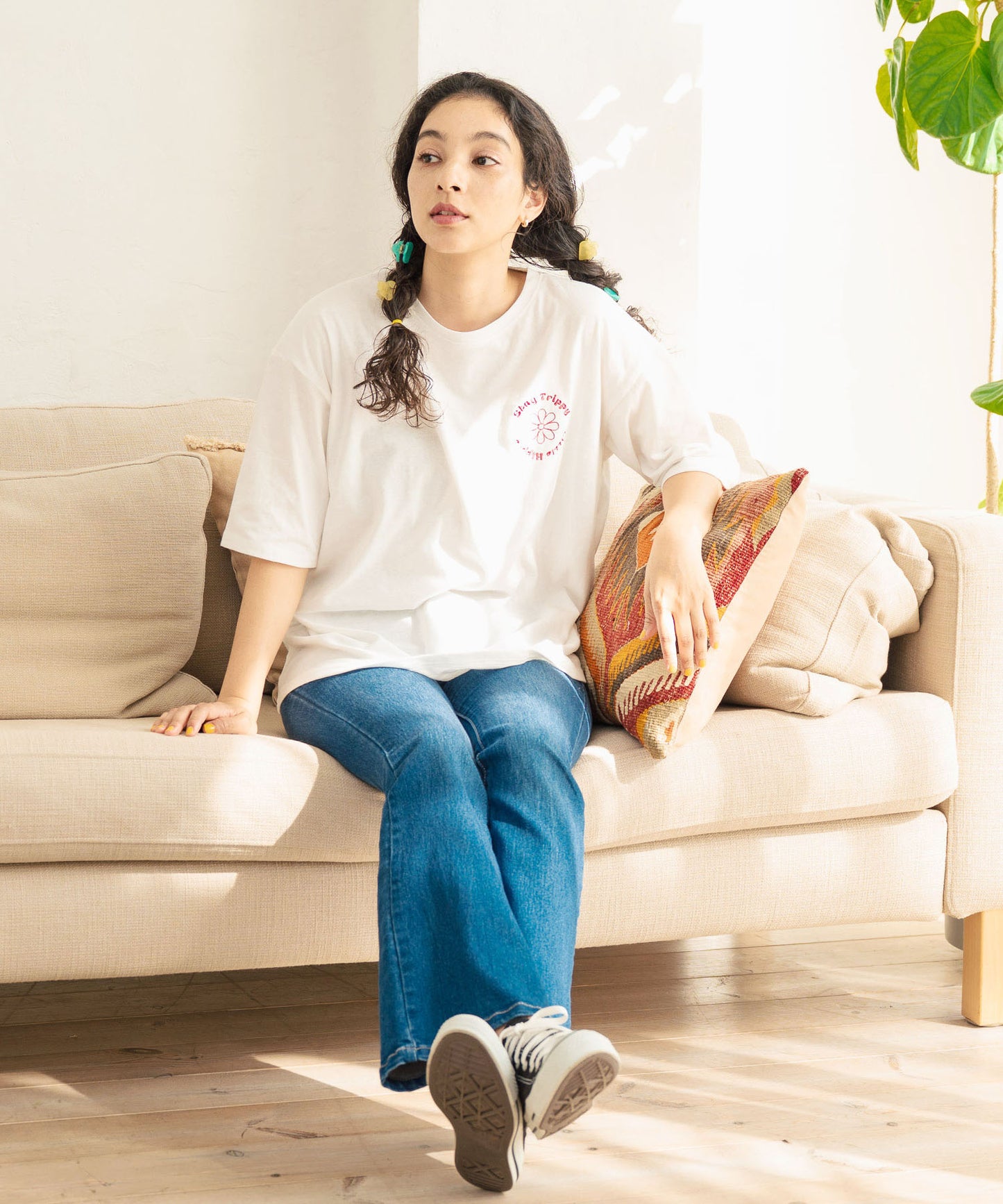 ヒッピー メッセージロゴ プリント × フラワー 刺繍 Tシャツ 853-5953