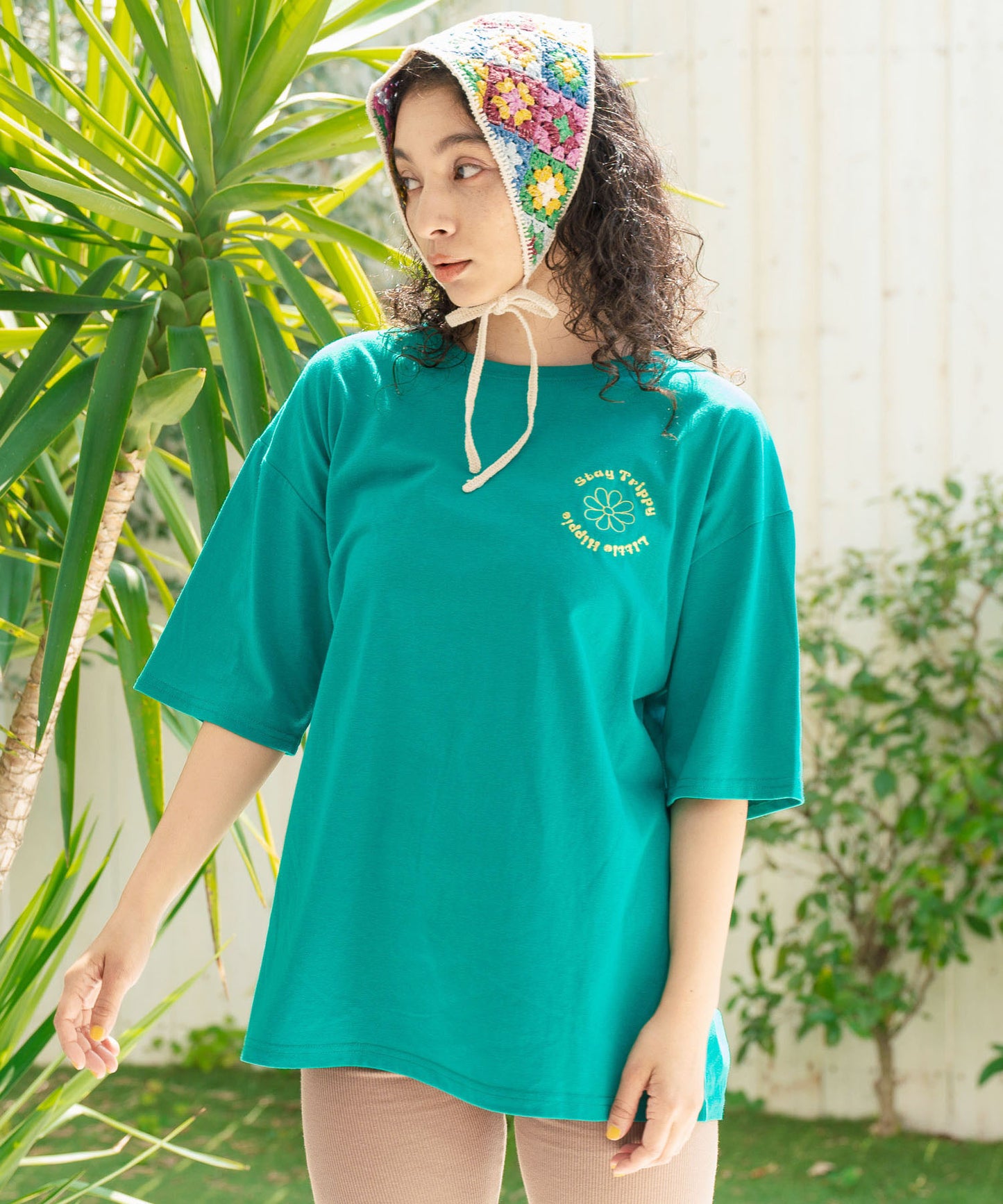 ヒッピー メッセージロゴ プリント × フラワー 刺繍 Tシャツ 853-5953