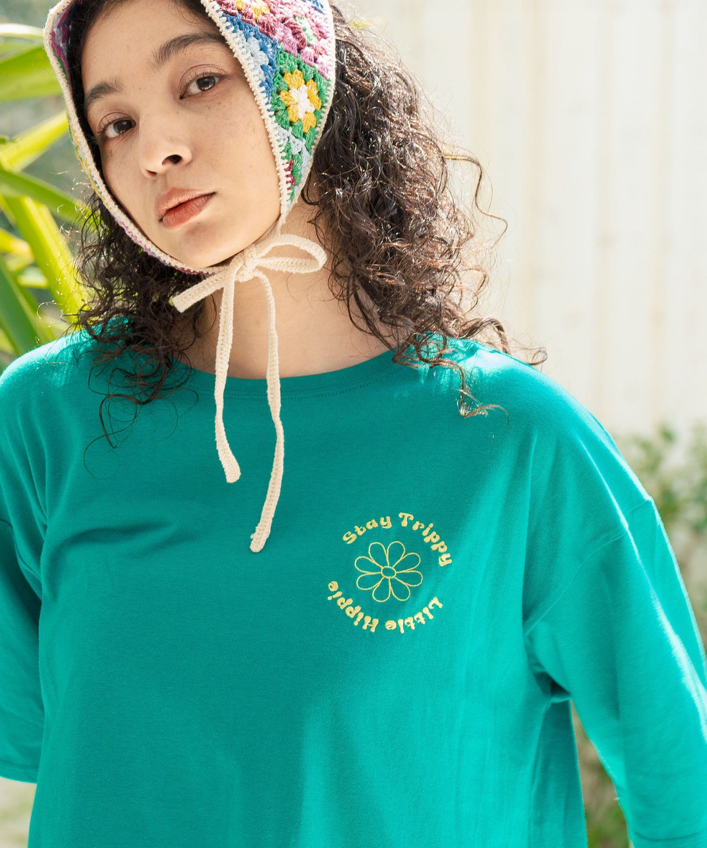 ヒッピー メッセージロゴ プリント × フラワー 刺繍 Tシャツ 853-5953