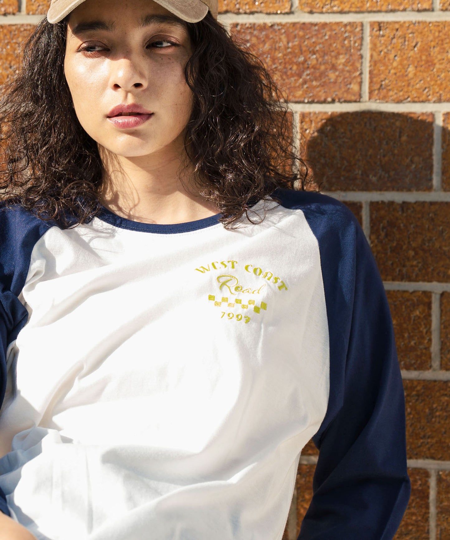 配色 ラグラン ワンポイント 刺繍 ロングスリーブ Tシャツ