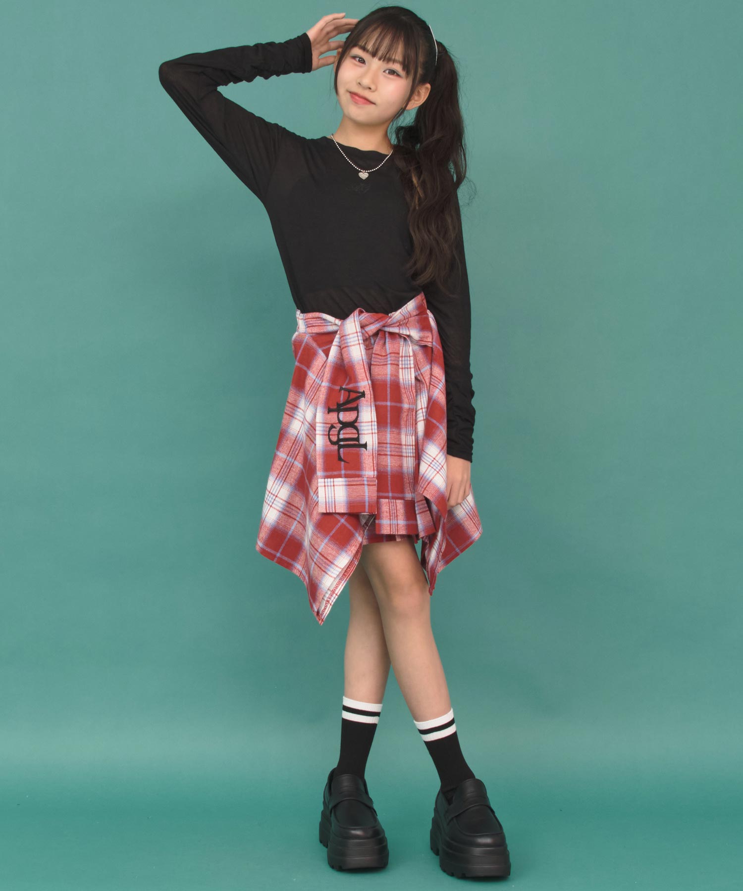 レッド(XSサイズ着用/身長：約140cm)