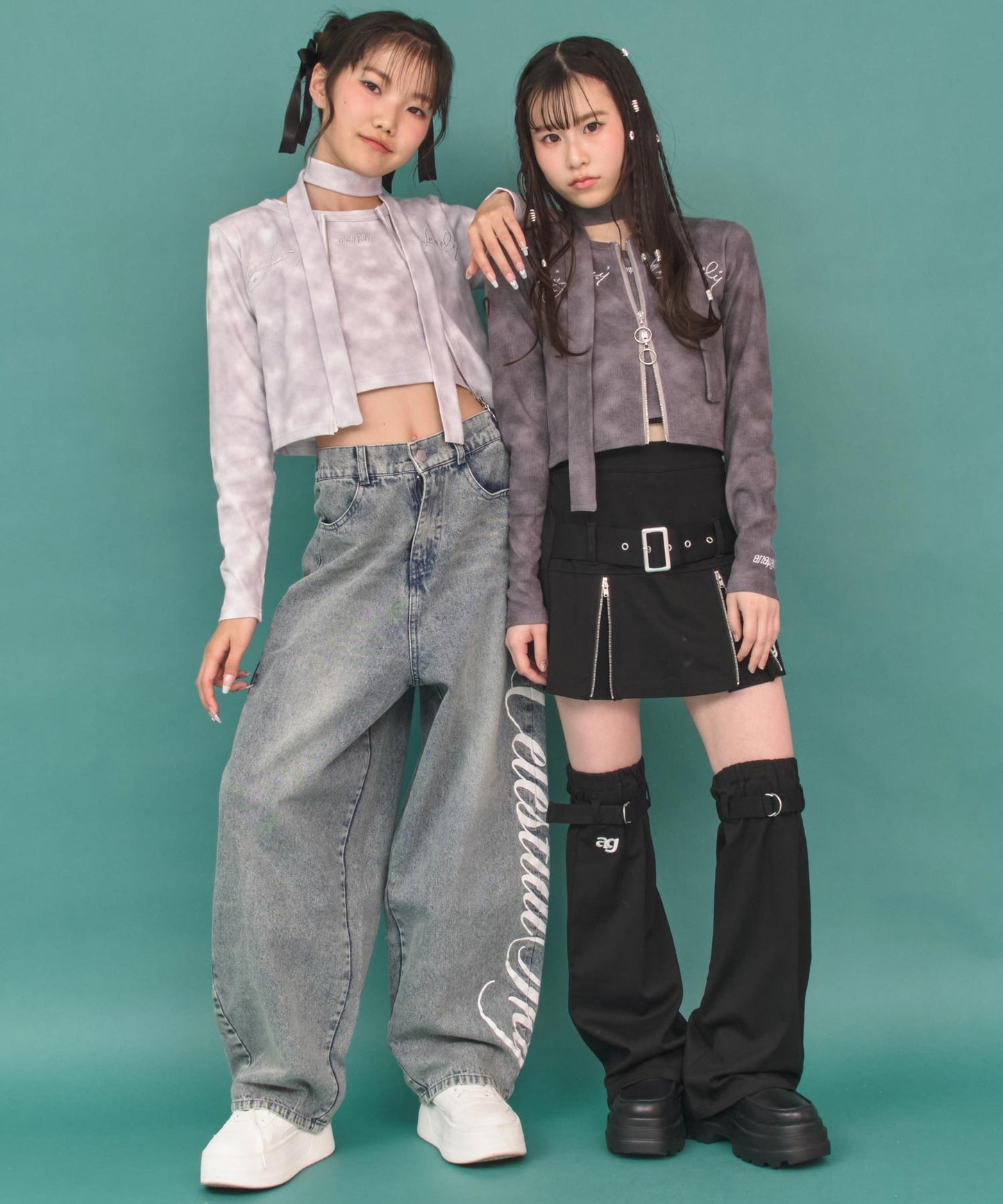 ホワイト(Sサイズ着用/身長：約150cm)、アッシュブラック(Sサイズ着用/身長：約148cm)