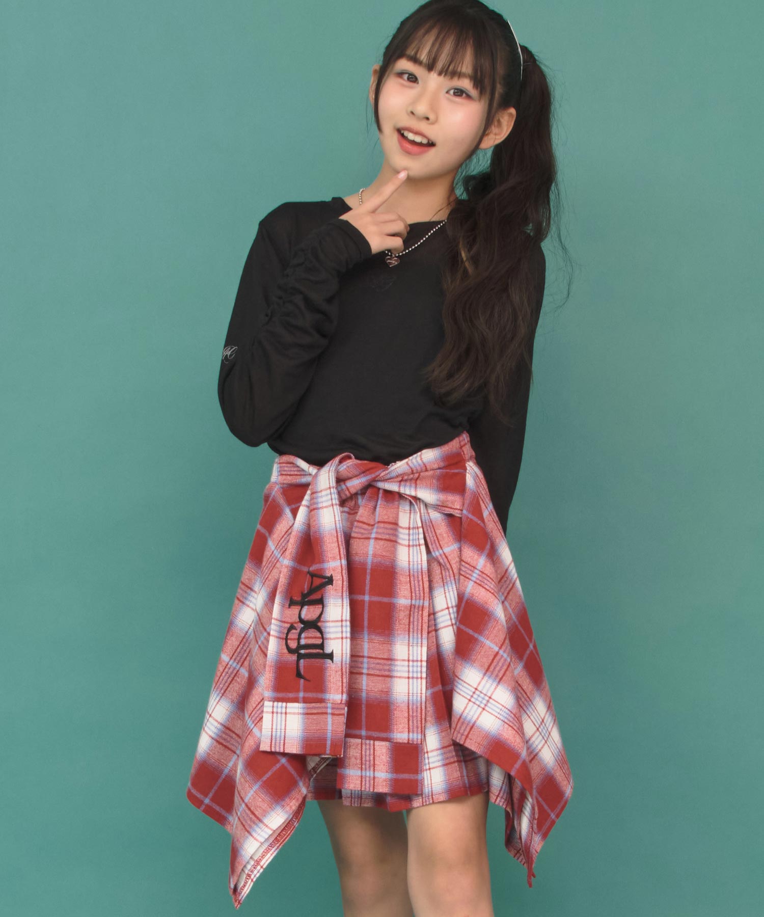 レッド(XSサイズ着用/身長：約140cm)