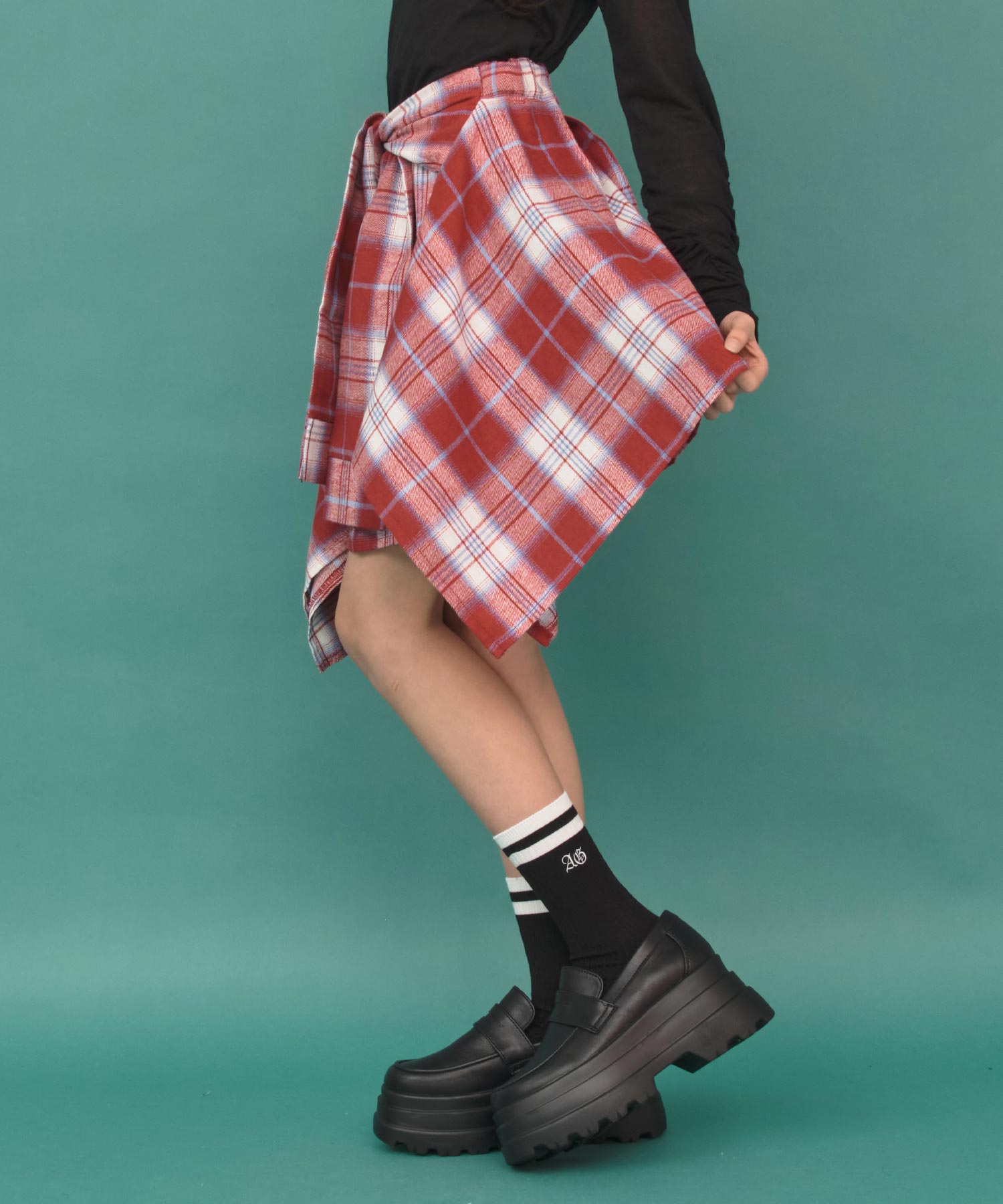 レッド(XSサイズ着用/身長：約140cm)