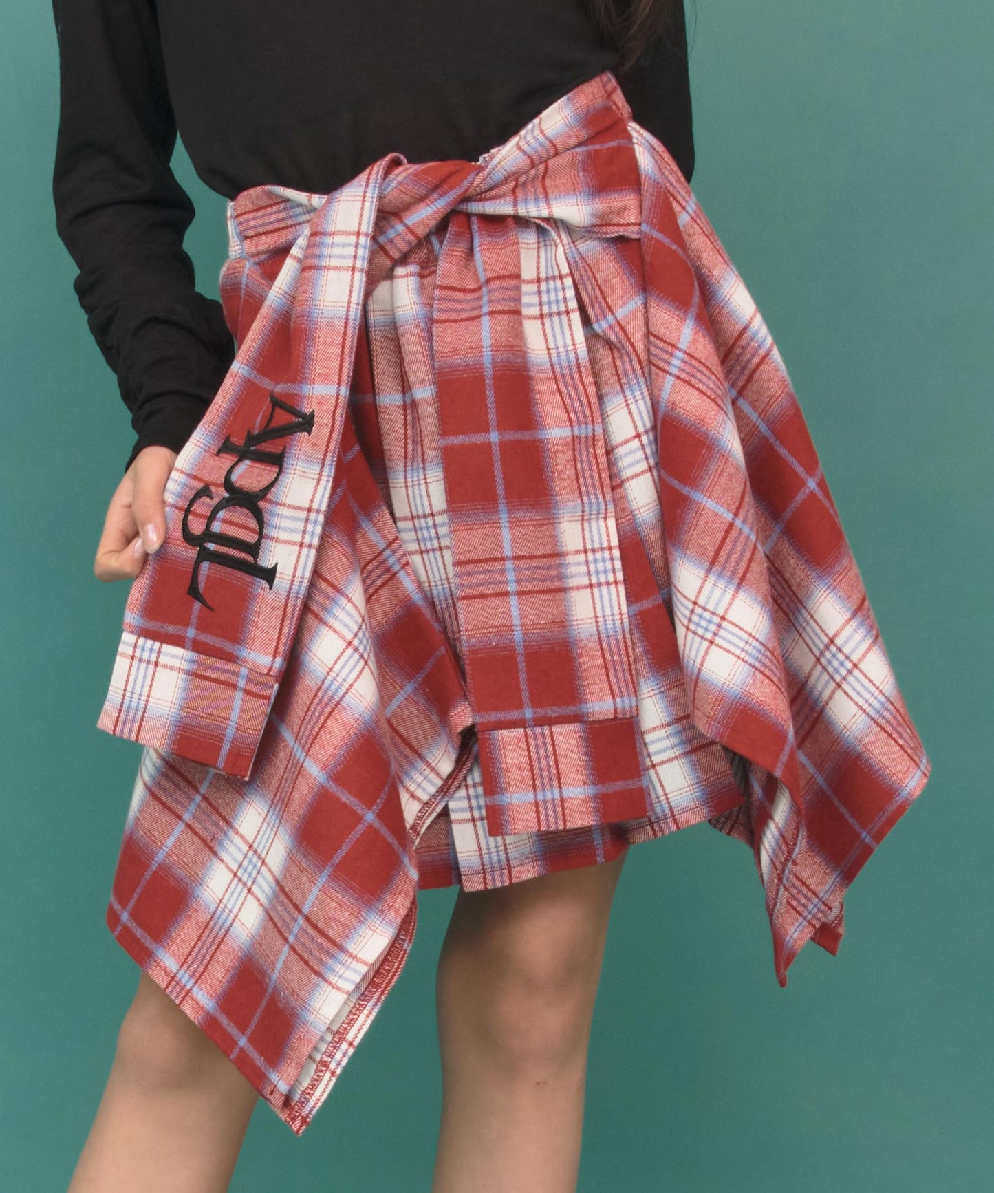 レッド(XSサイズ着用/身長：約140cm)