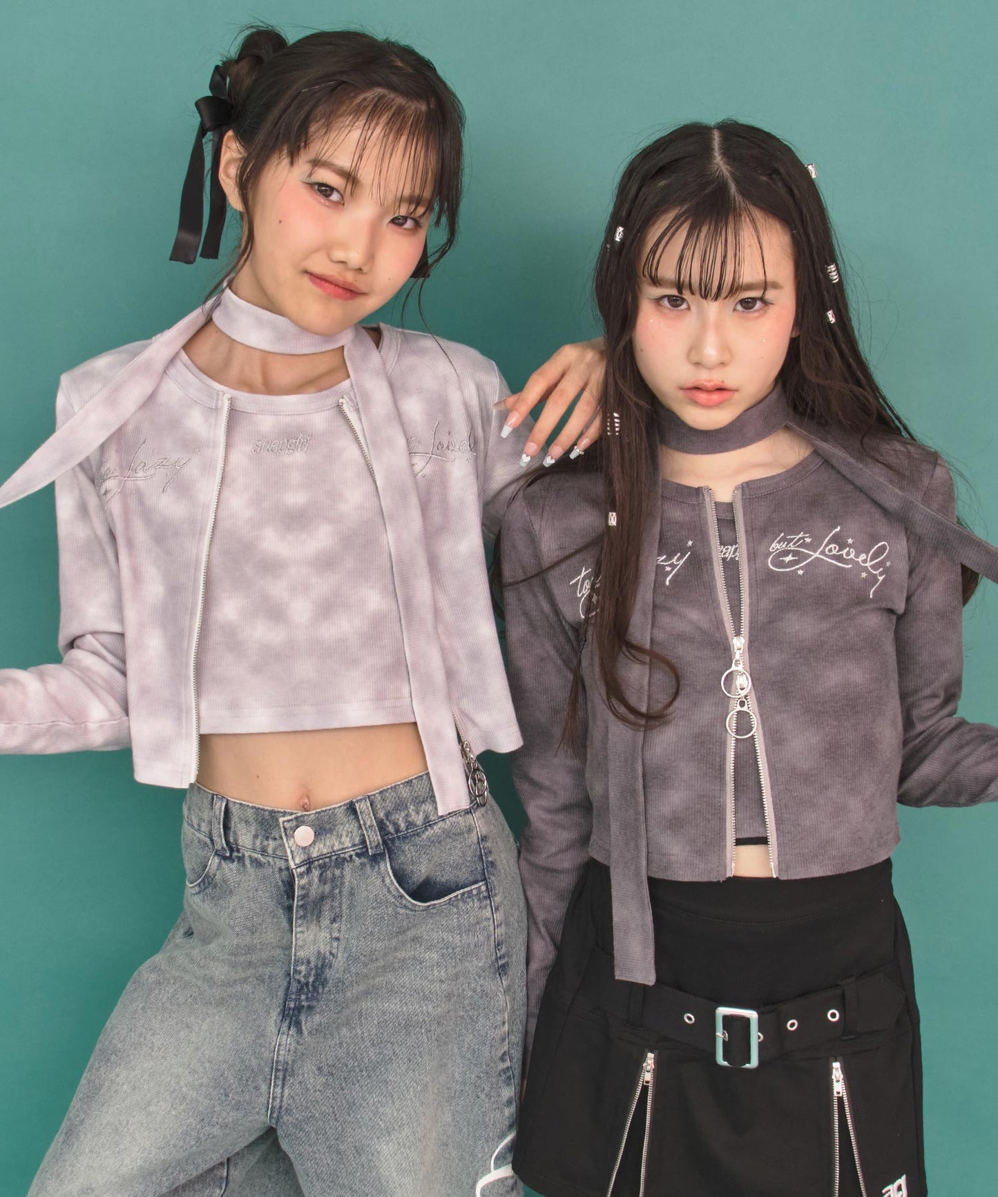 ホワイト(Sサイズ着用/身長：約150cm)、アッシュブラック(Sサイズ着用/身長：約148cm)
