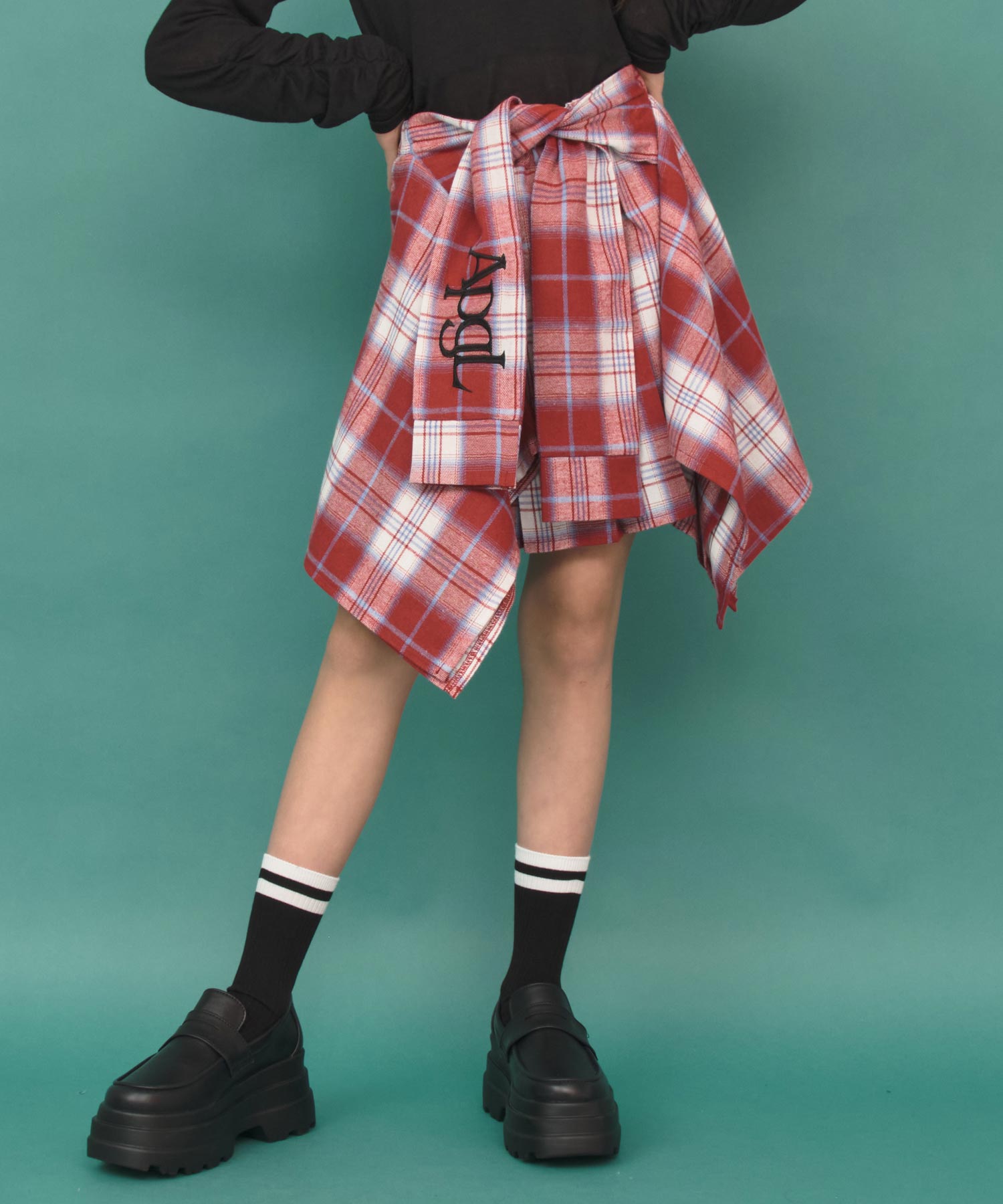 レッド(XSサイズ着用/身長：約140cm)