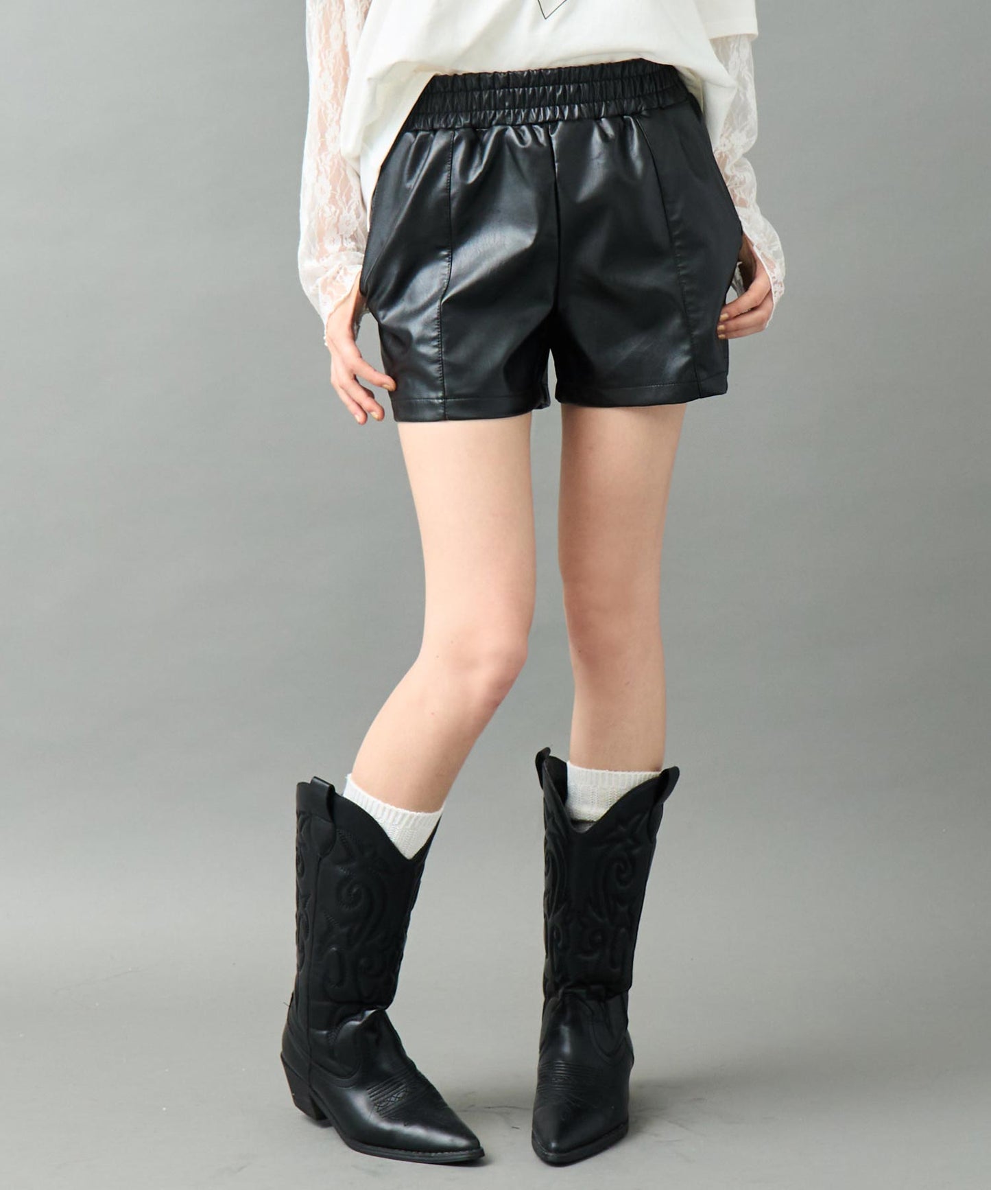 ウエスト ゴム フェイク レザー ショートパンツ 152-5935