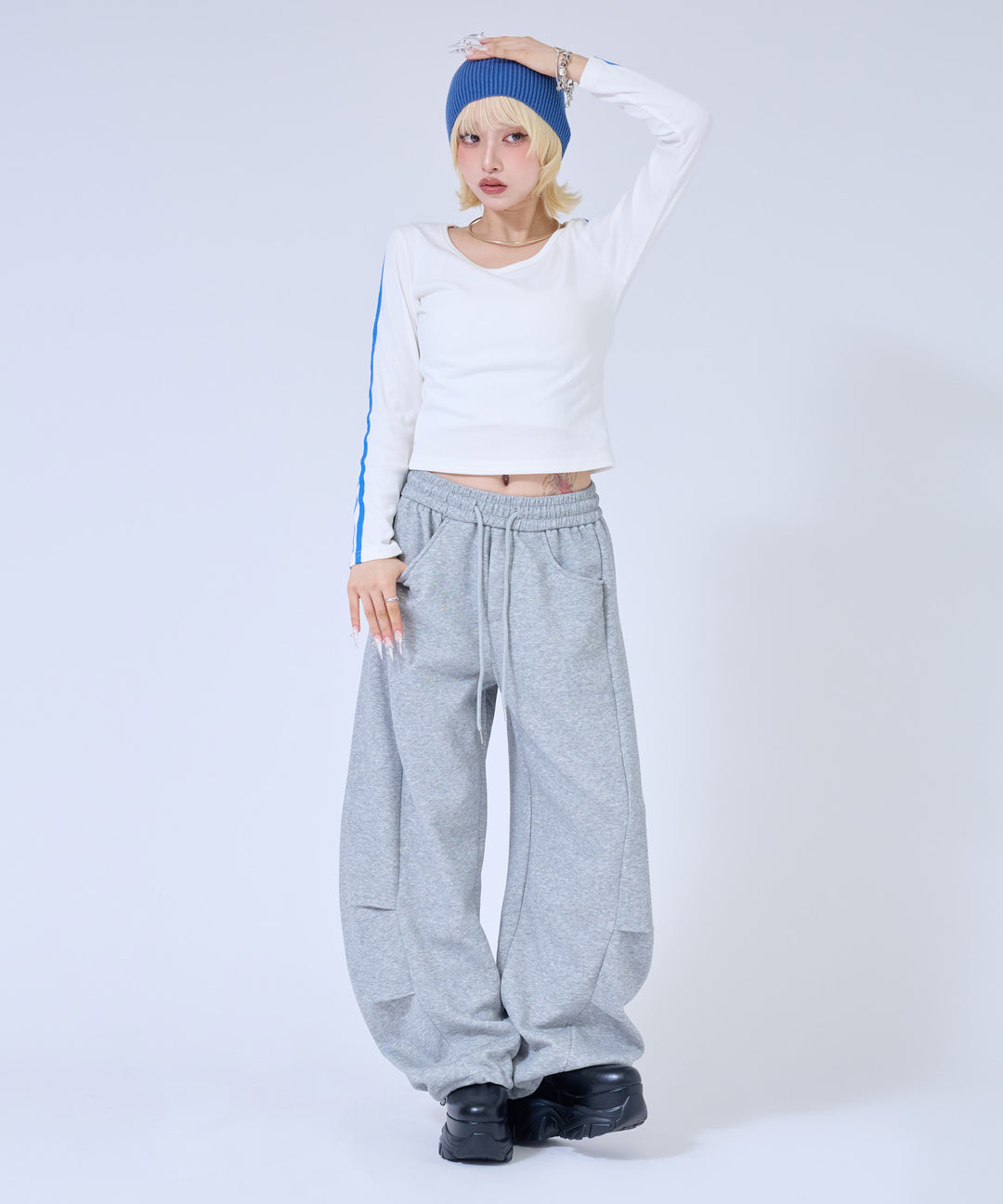 グレー(身長：約158cm)