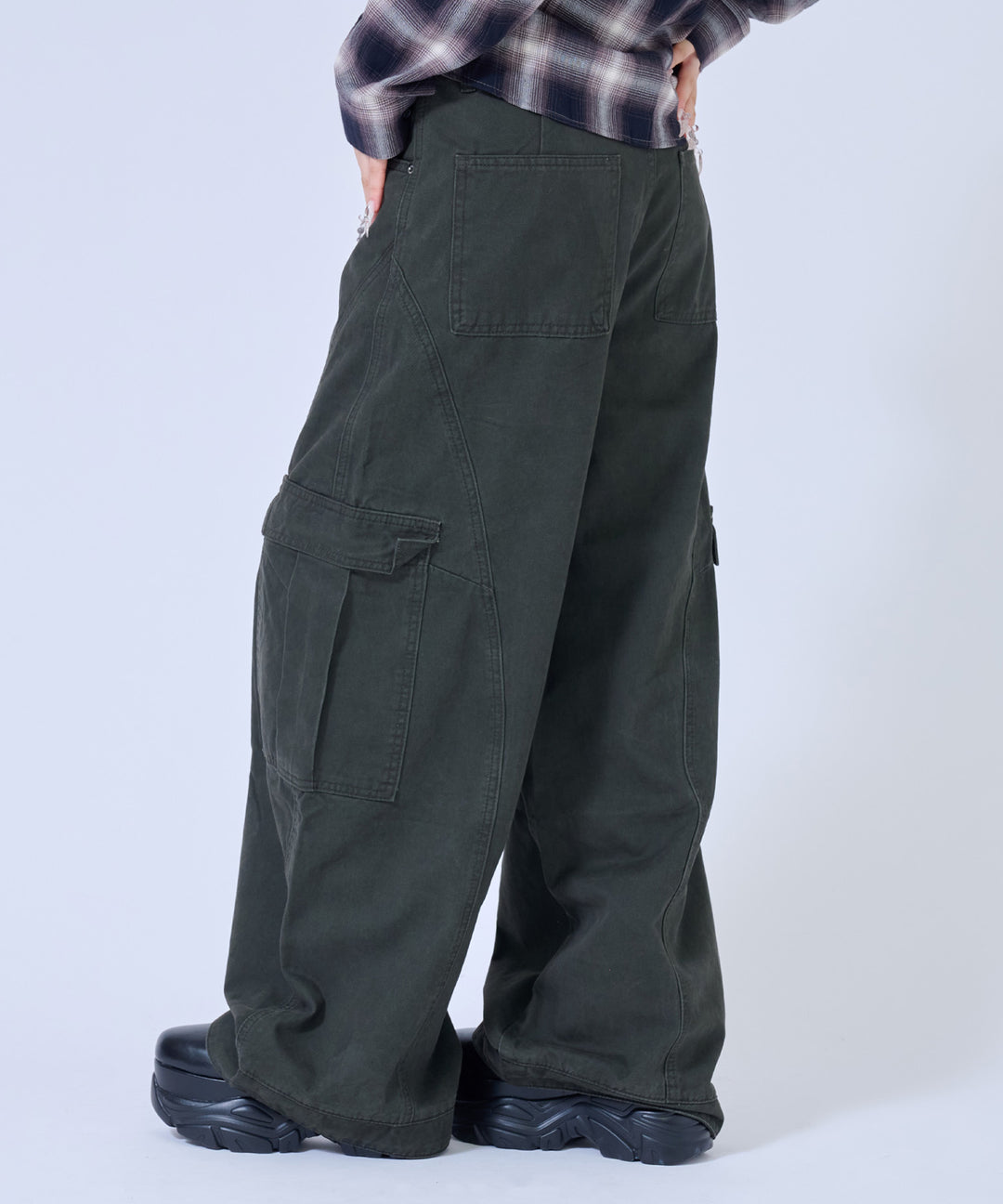 カーキ(身長：約158cm)