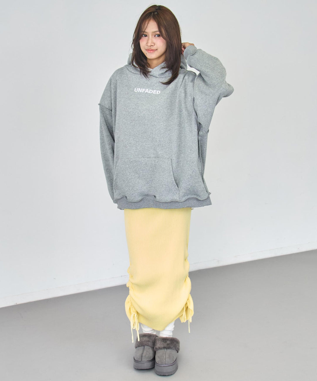グレー