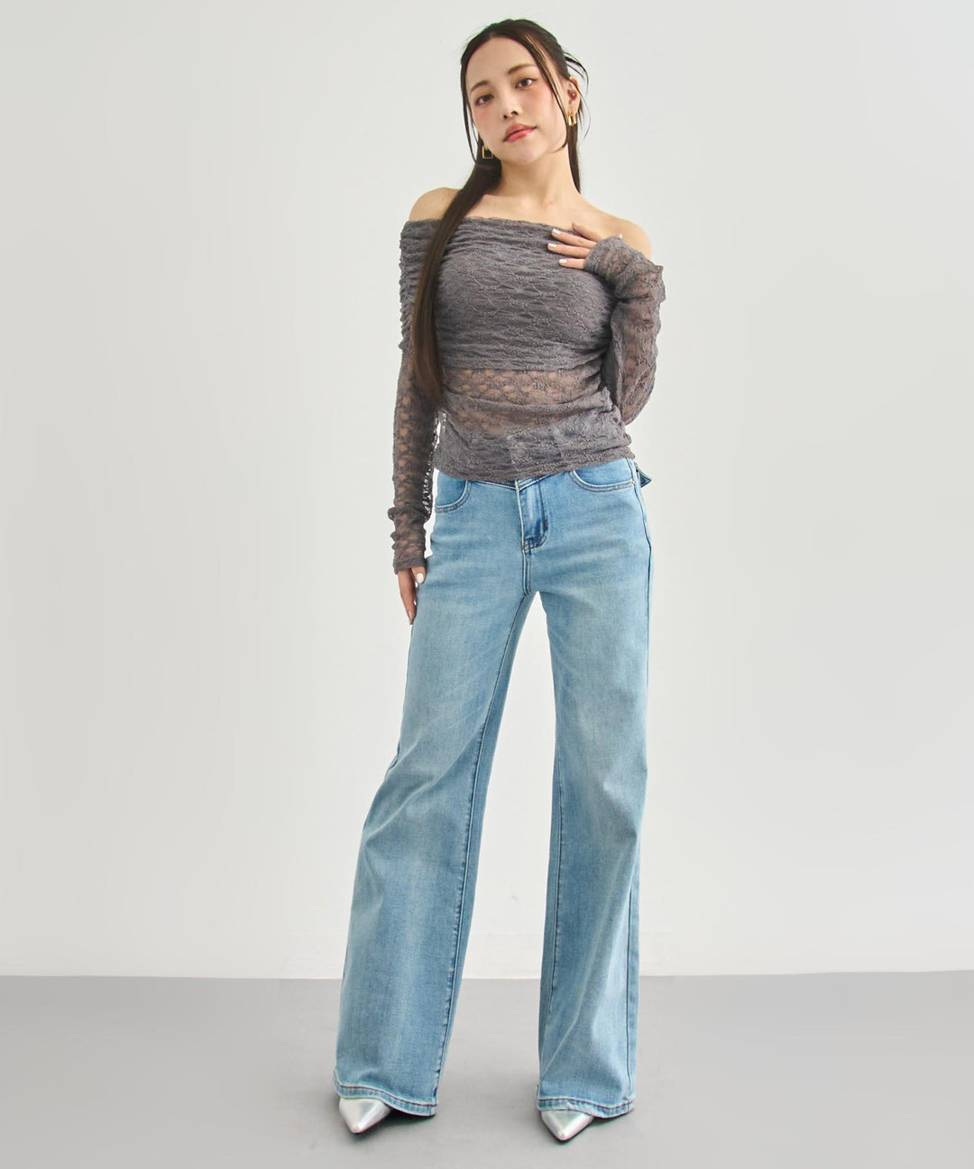 グレー