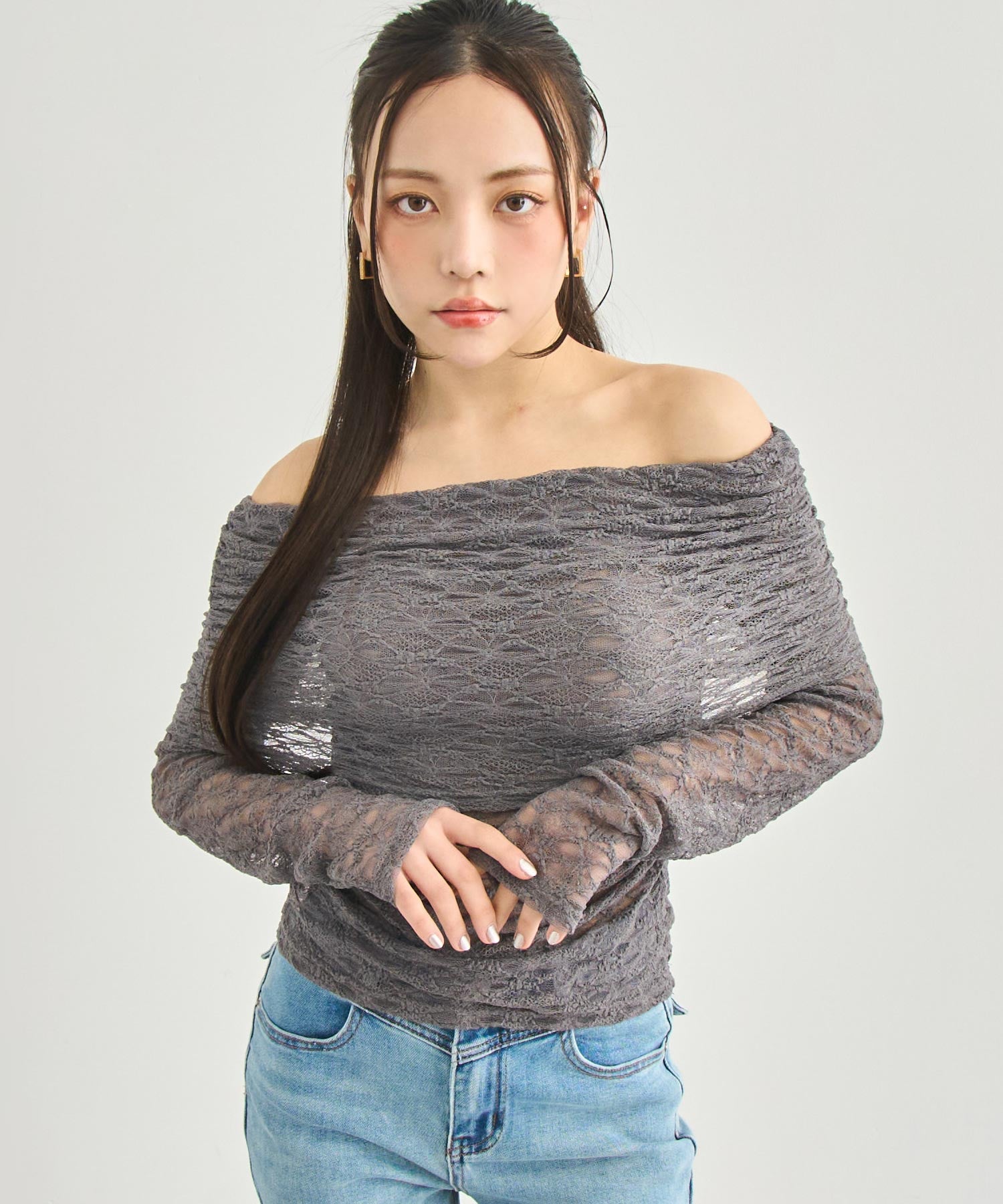 グレー