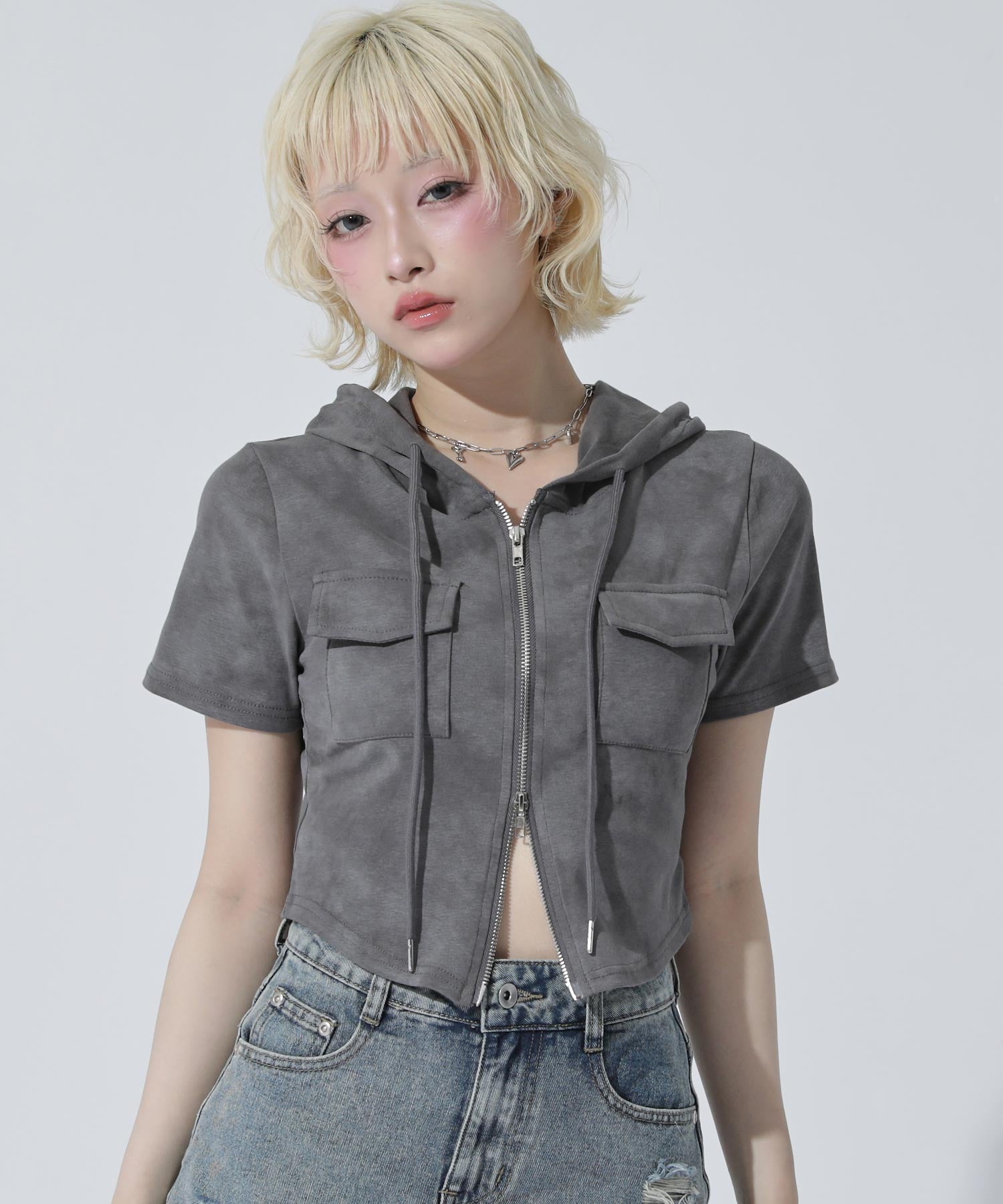 グレー