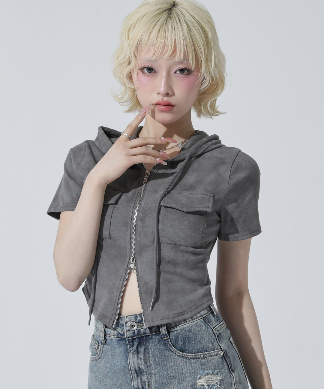 グレー