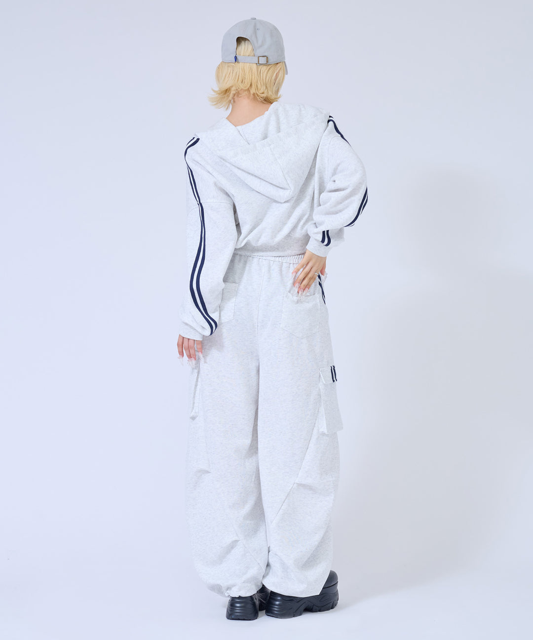 グレー(身長：約158cm)
