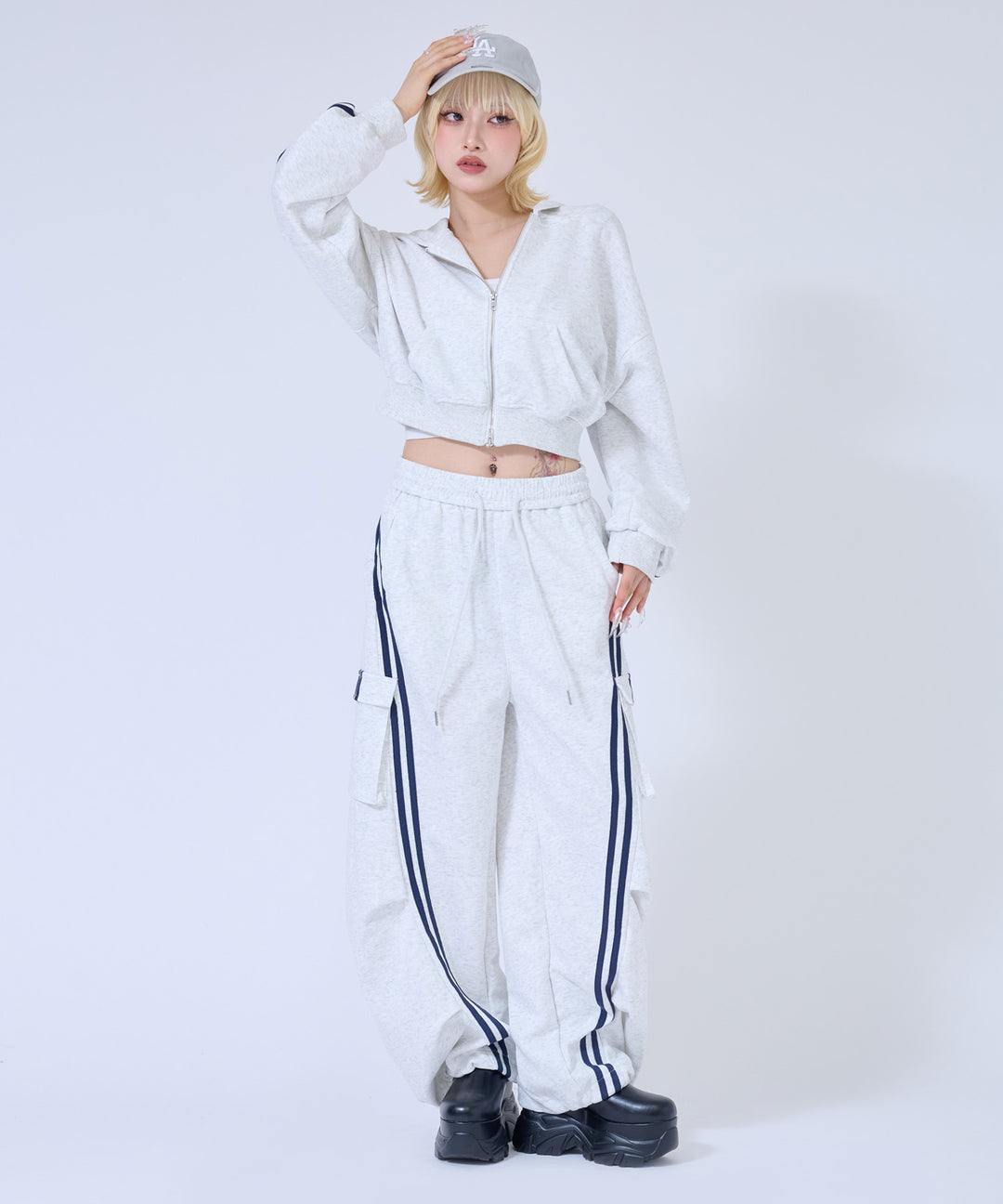 グレー(身長：約158cm)