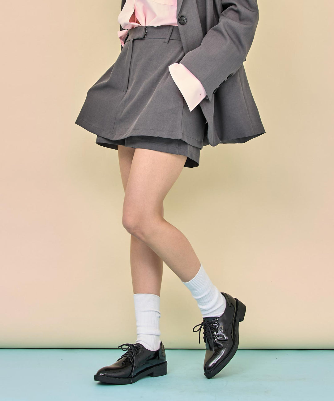 グレー