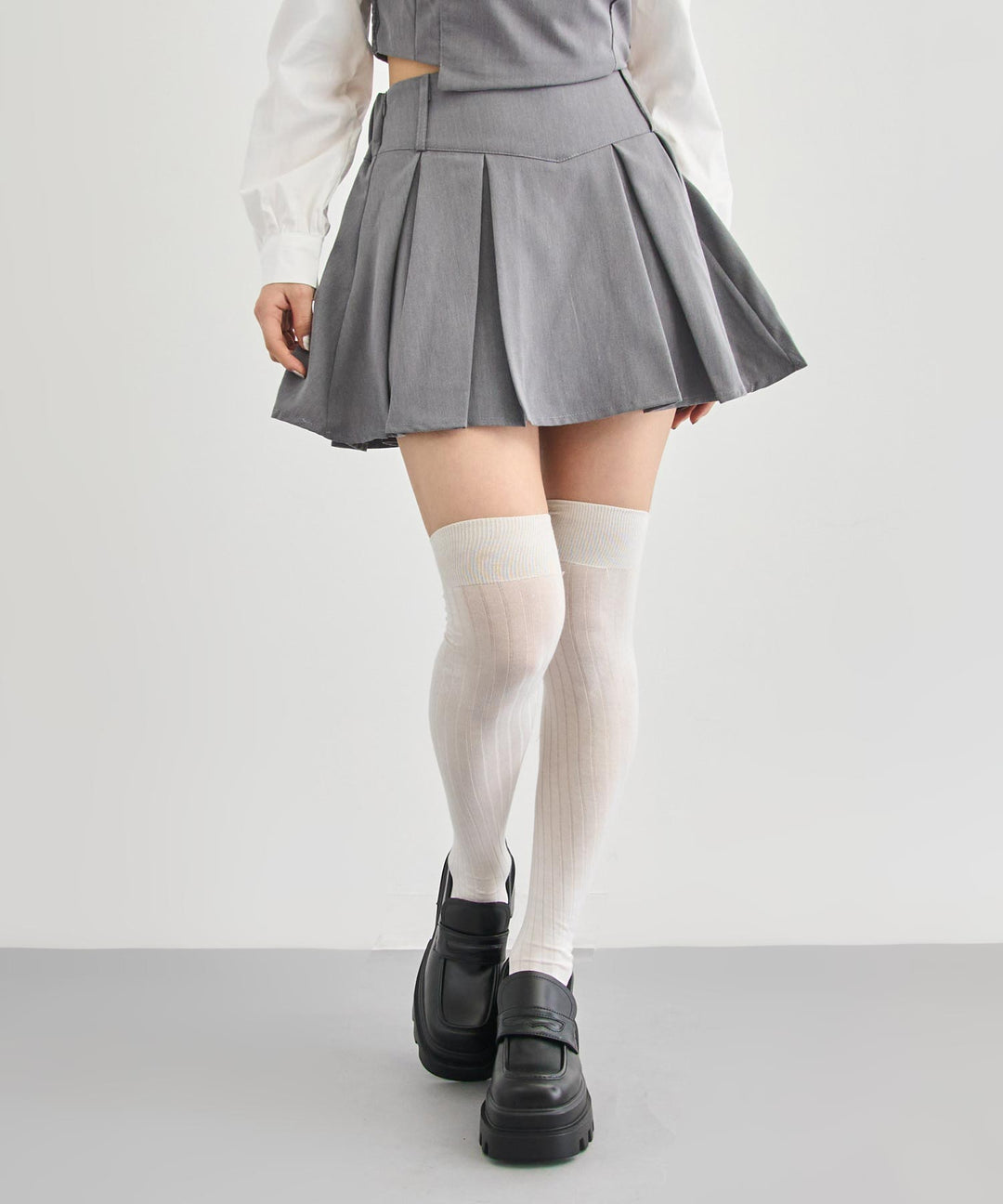 グレー