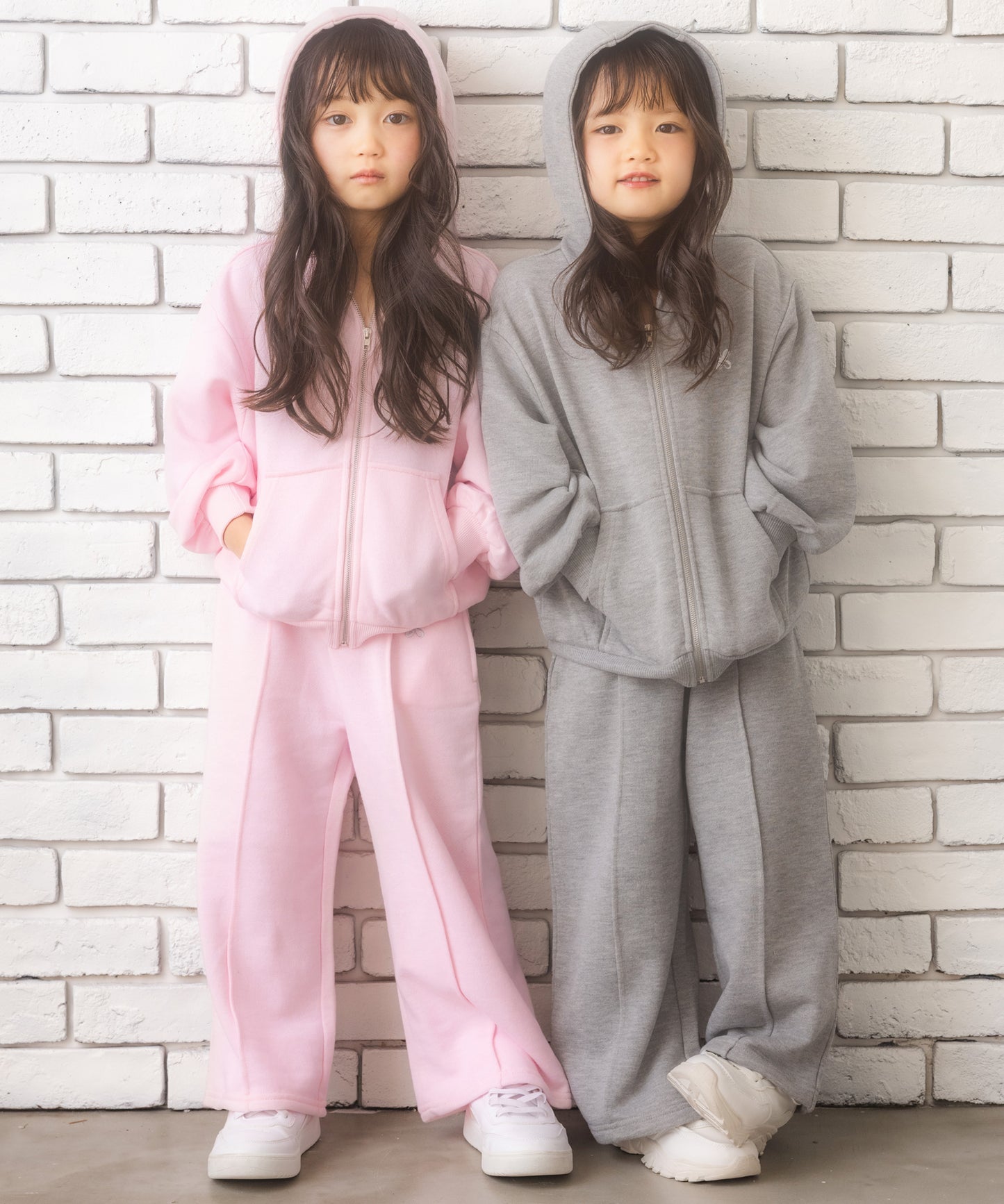 ピンク(110サイズ着用/身長：約106cm)
グレー(110サイズ着用/身長：約103cm)