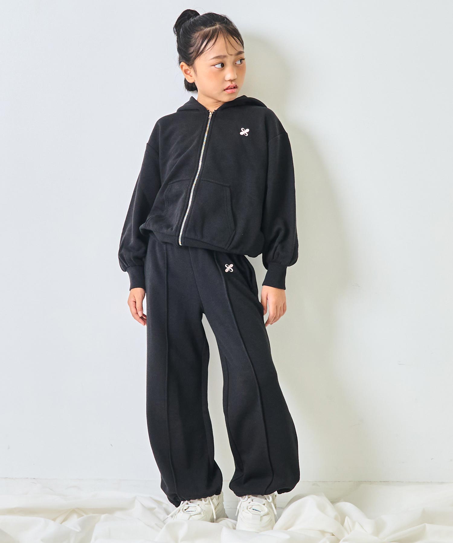ブラック(120サイズ着用/身長：約128cm)
