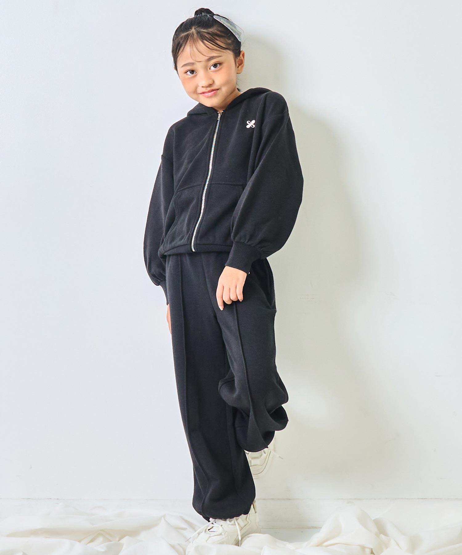 ブラック(120サイズ着用/身長：約128cm)