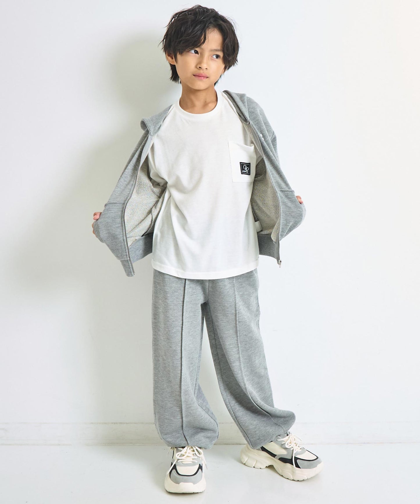 グレー(130サイズ着用/身長：約130cm)