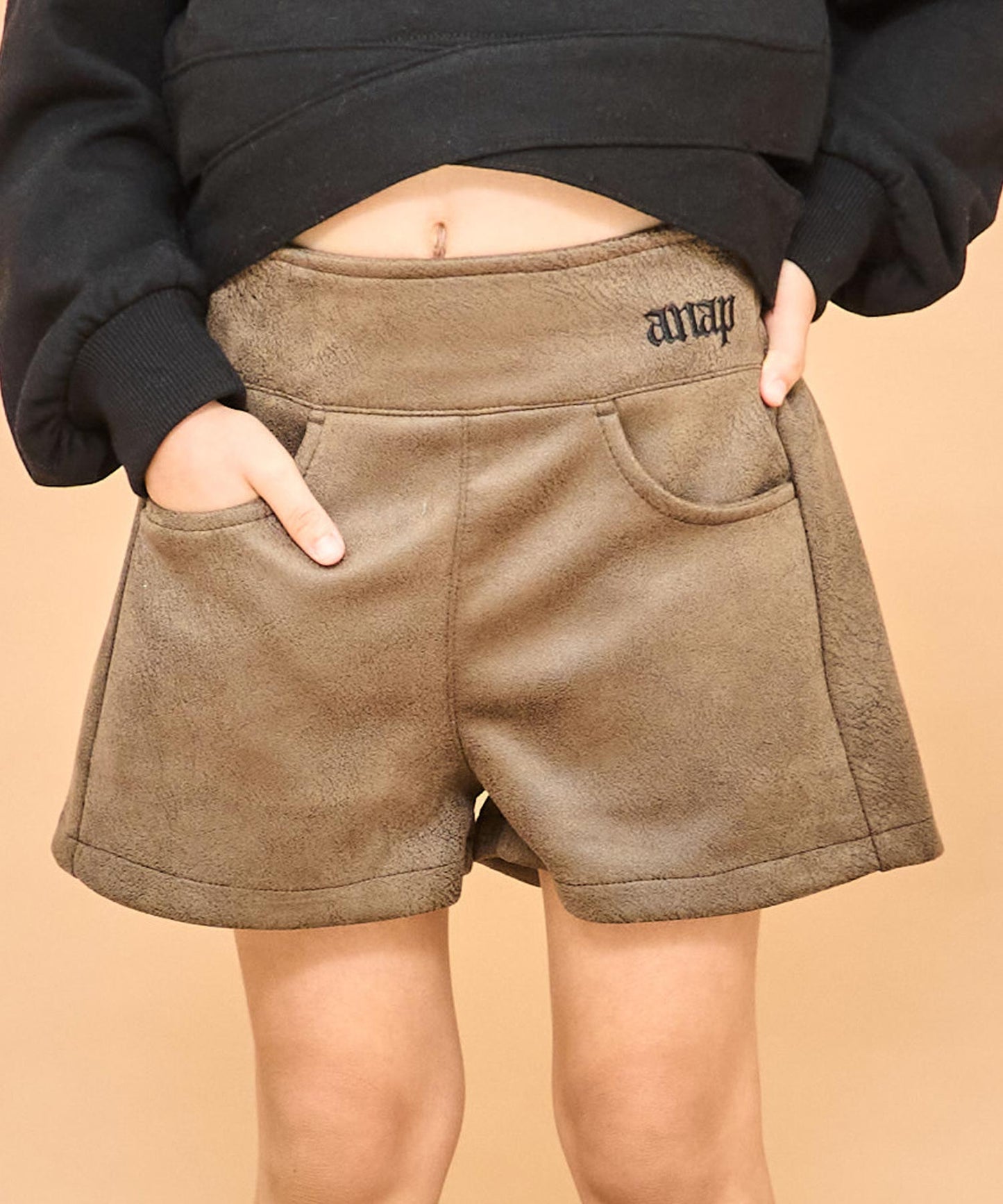 ブラウン(110サイズ着用/身長：約112cm)