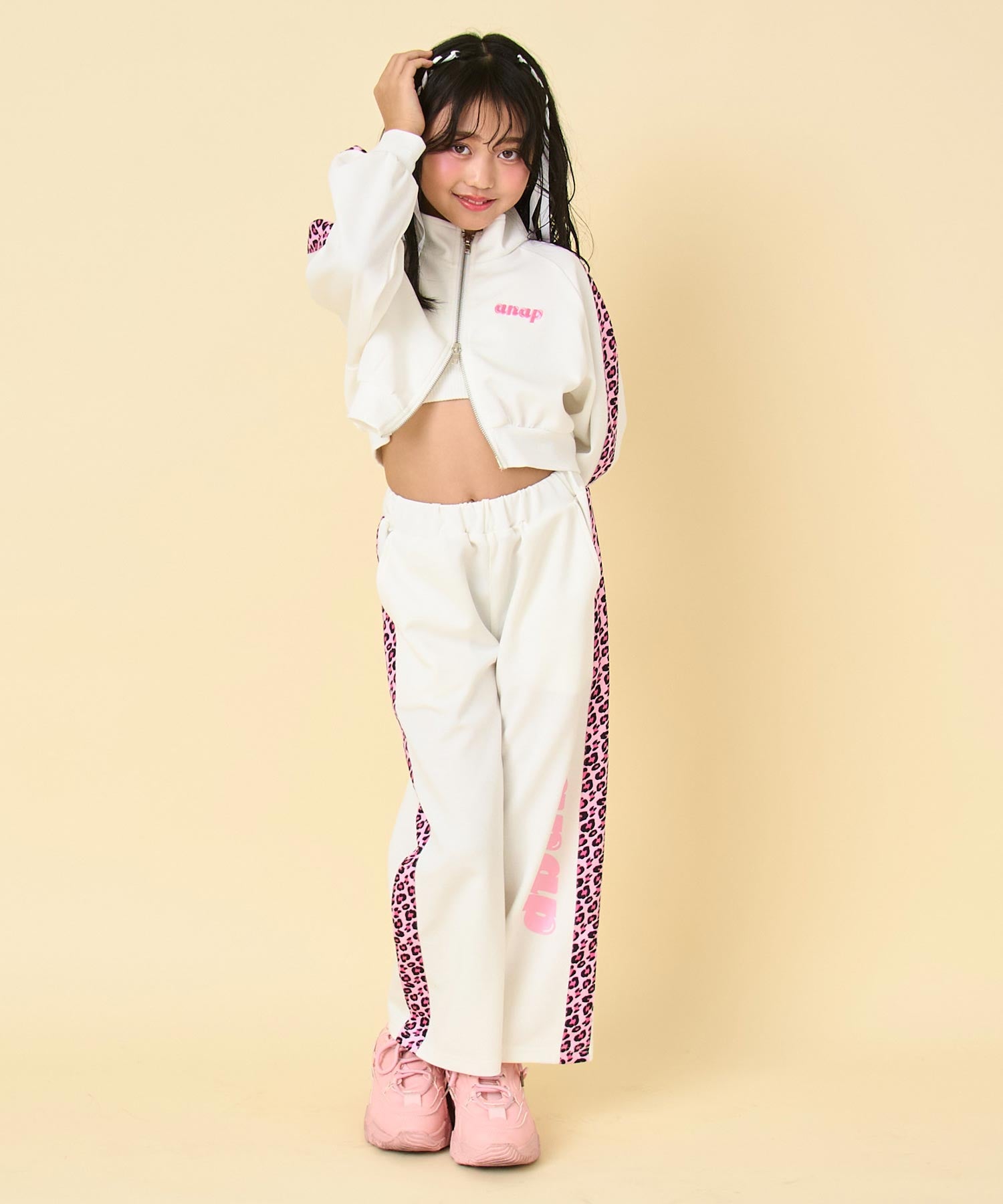 オフホワイト(120サイズ着用/身長：約128cm)