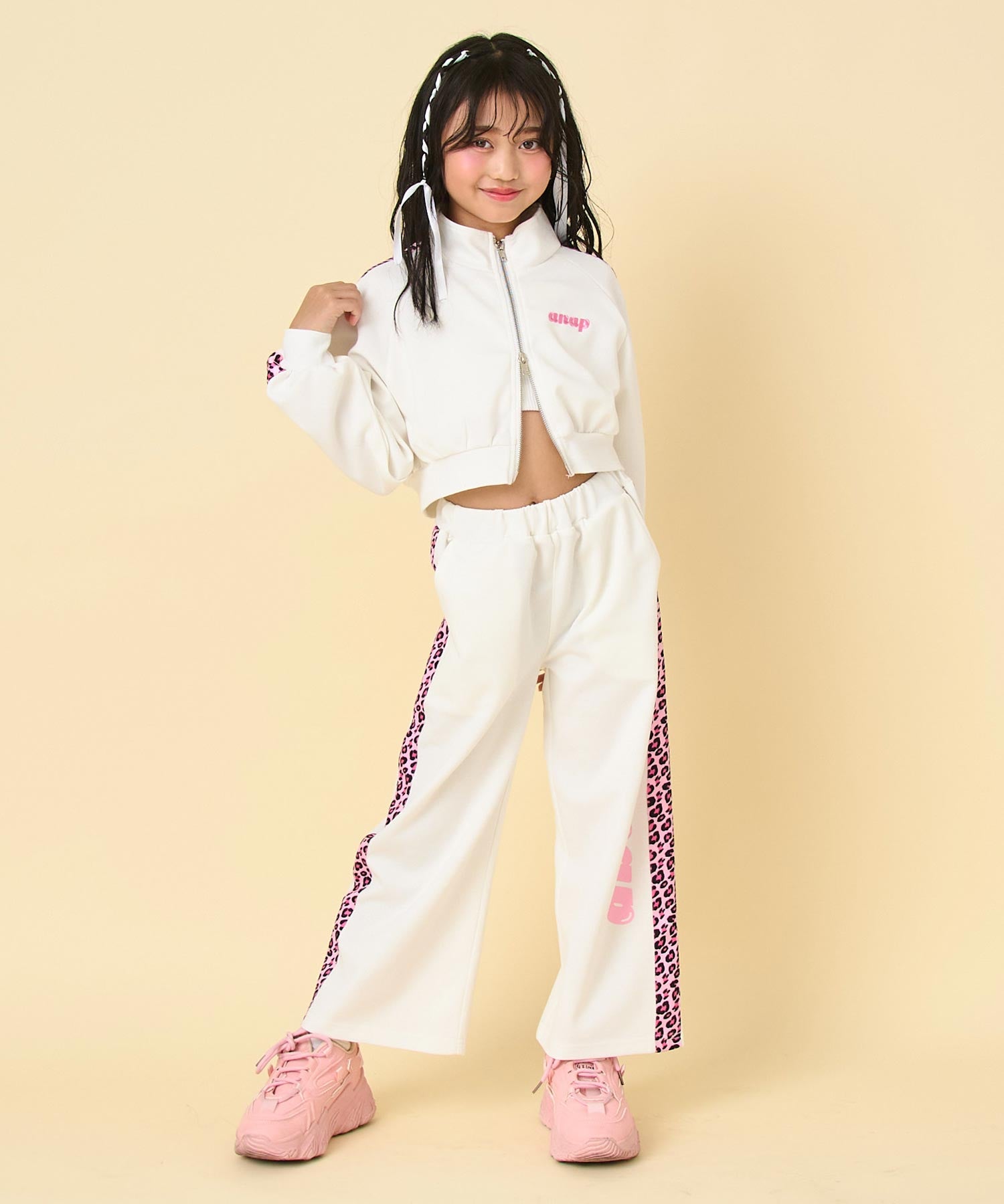 オフホワイト(120サイズ着用/身長：約128cm)