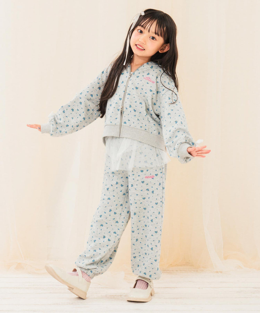 ライトグレー(120サイズ着用/身長：約112cm)