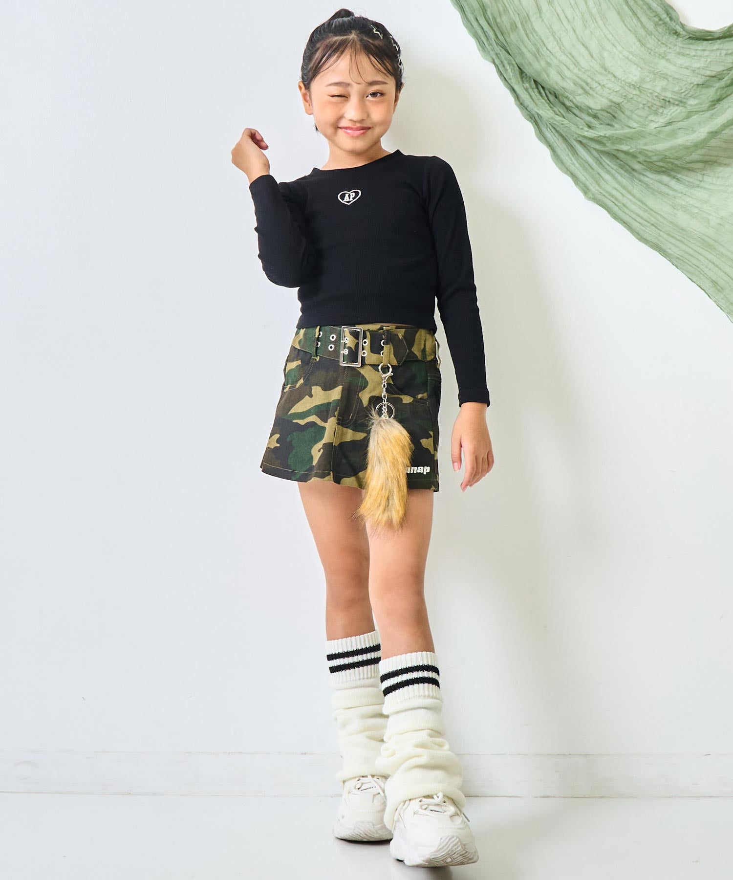 ブラック(120サイズ着用/身長：約128cm)