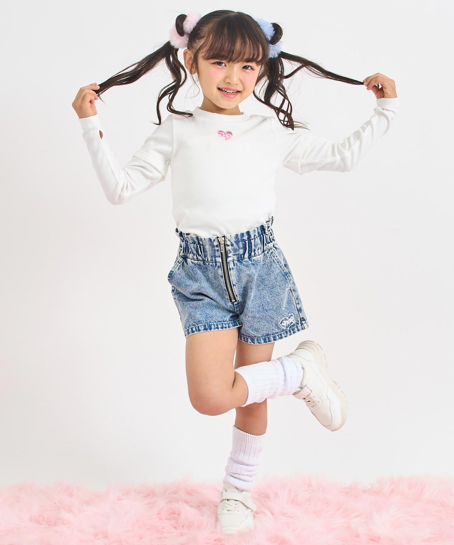 ホワイト(110サイズ着用/身長：約112cm)